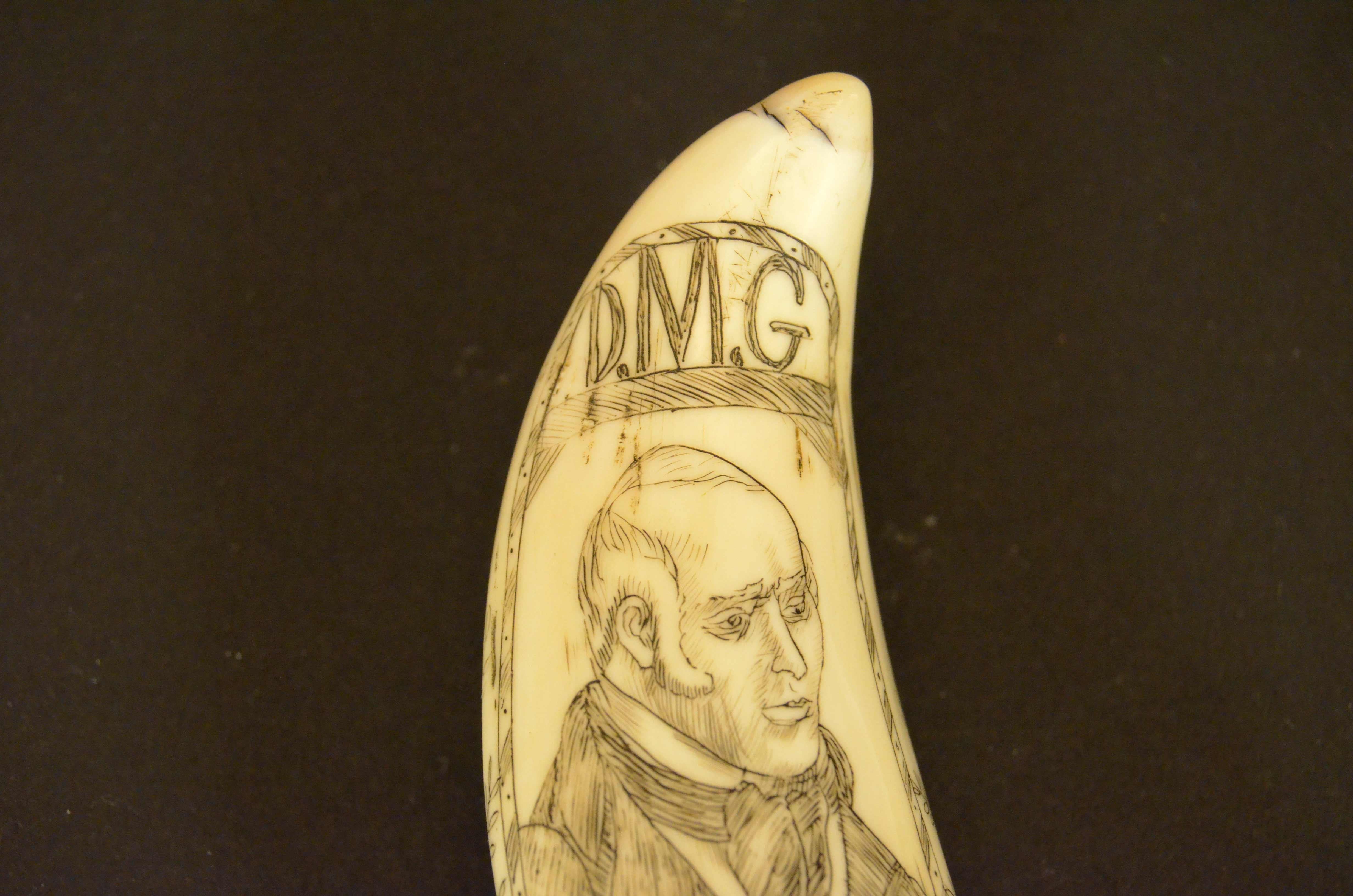 Scrimshaw of whale tooth engraved with 1820s truncated pyramid cippus and Man In Good Condition For Sale In Milan, IT