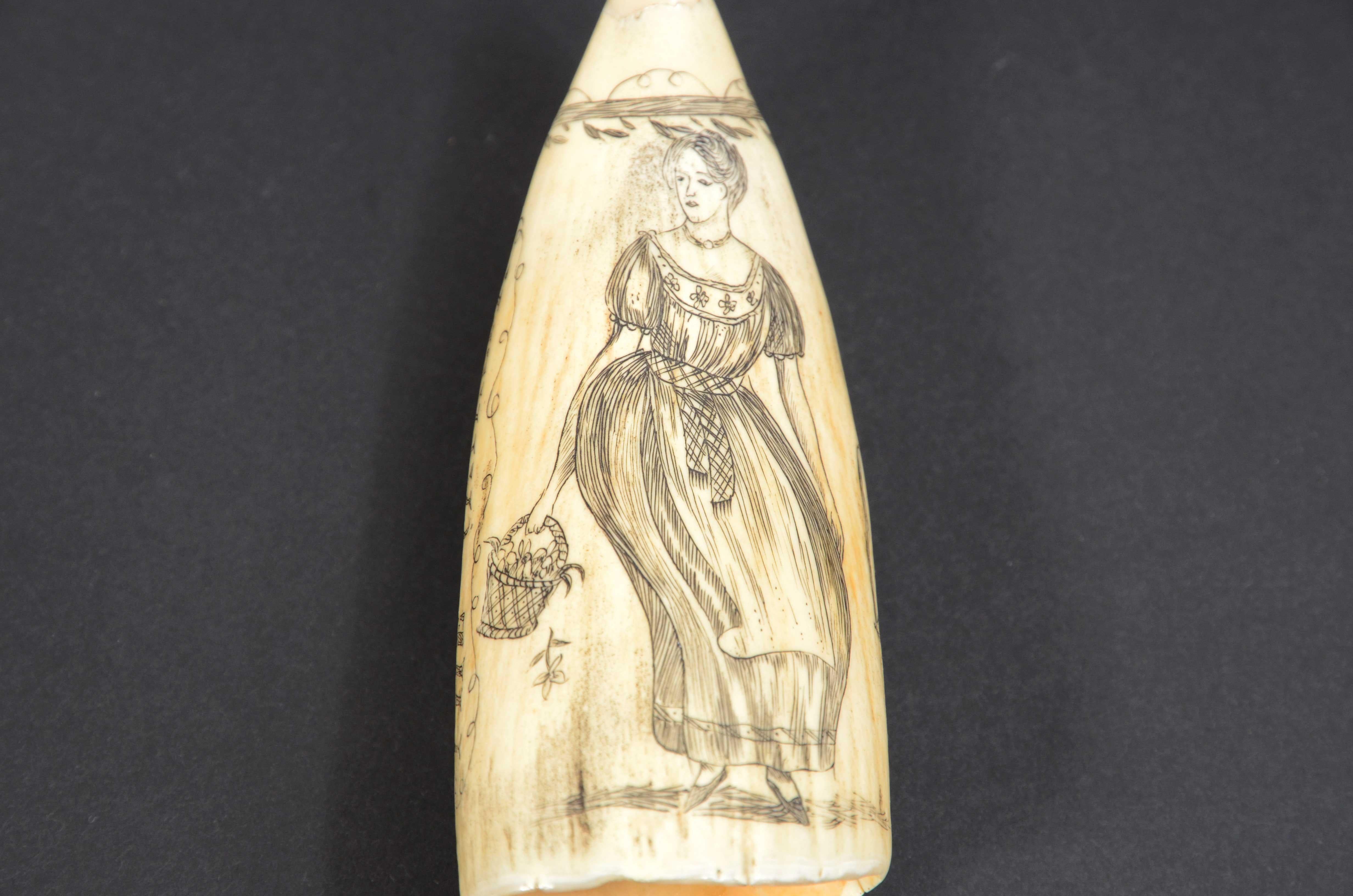 Scrimshaw of excellently made engraved whale's tooth dated around 1850 In Good Condition For Sale In Milan, IT