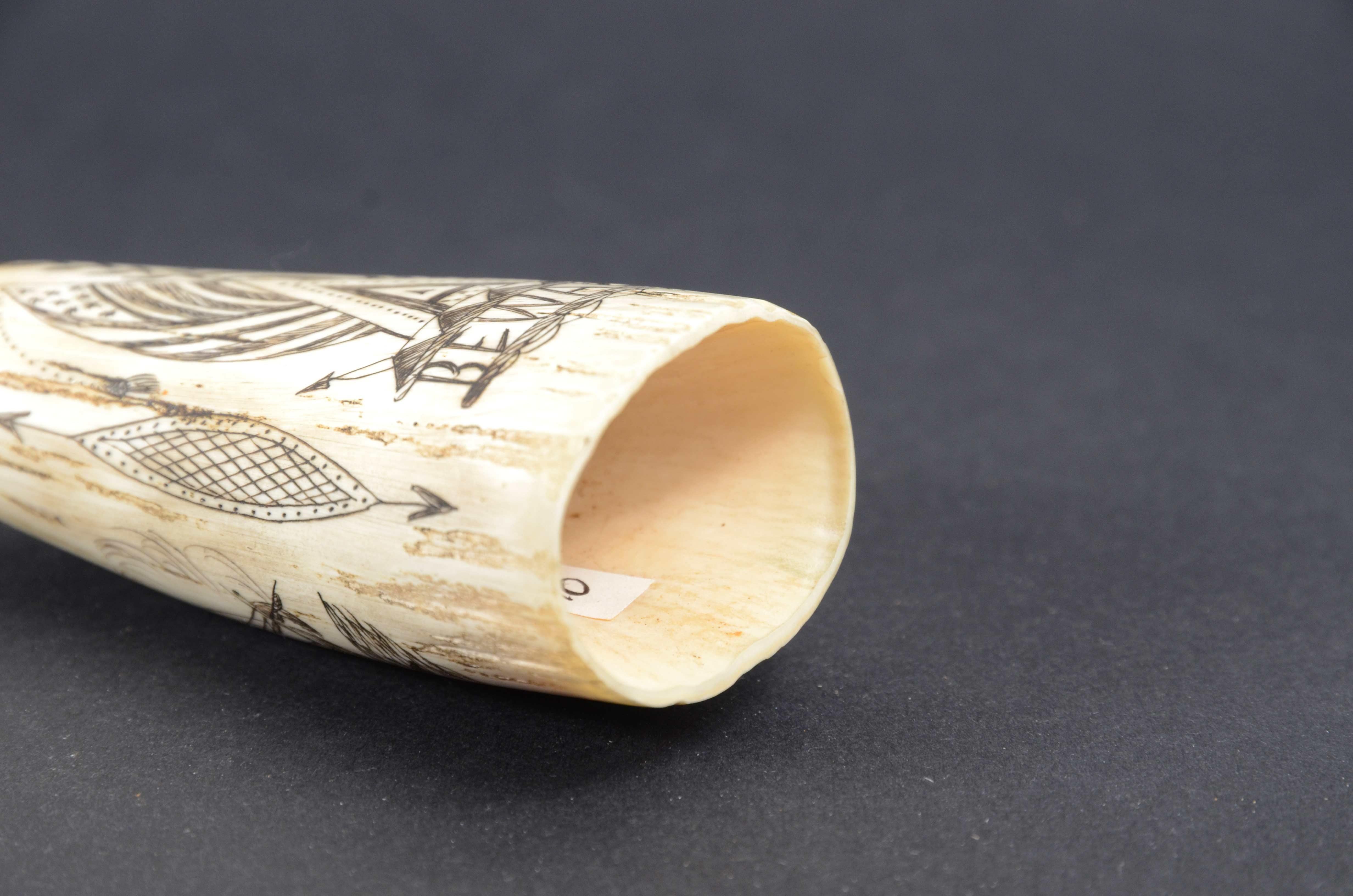 Scrimshaw di un dente di balena con faro inciso verticalmente datato 1868  4