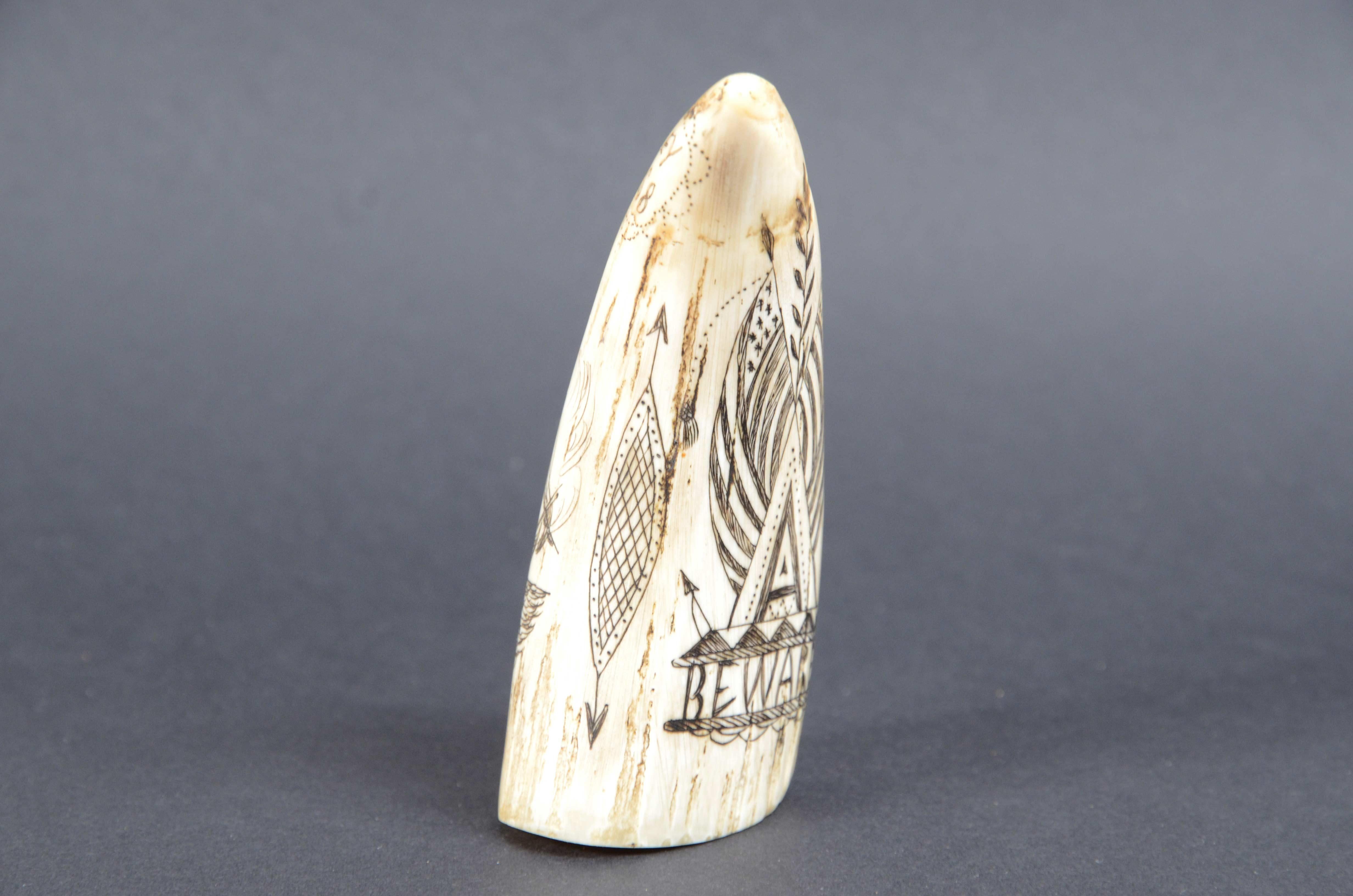 Scrimshaw di un dente di balena con faro inciso verticalmente datato 1868  1