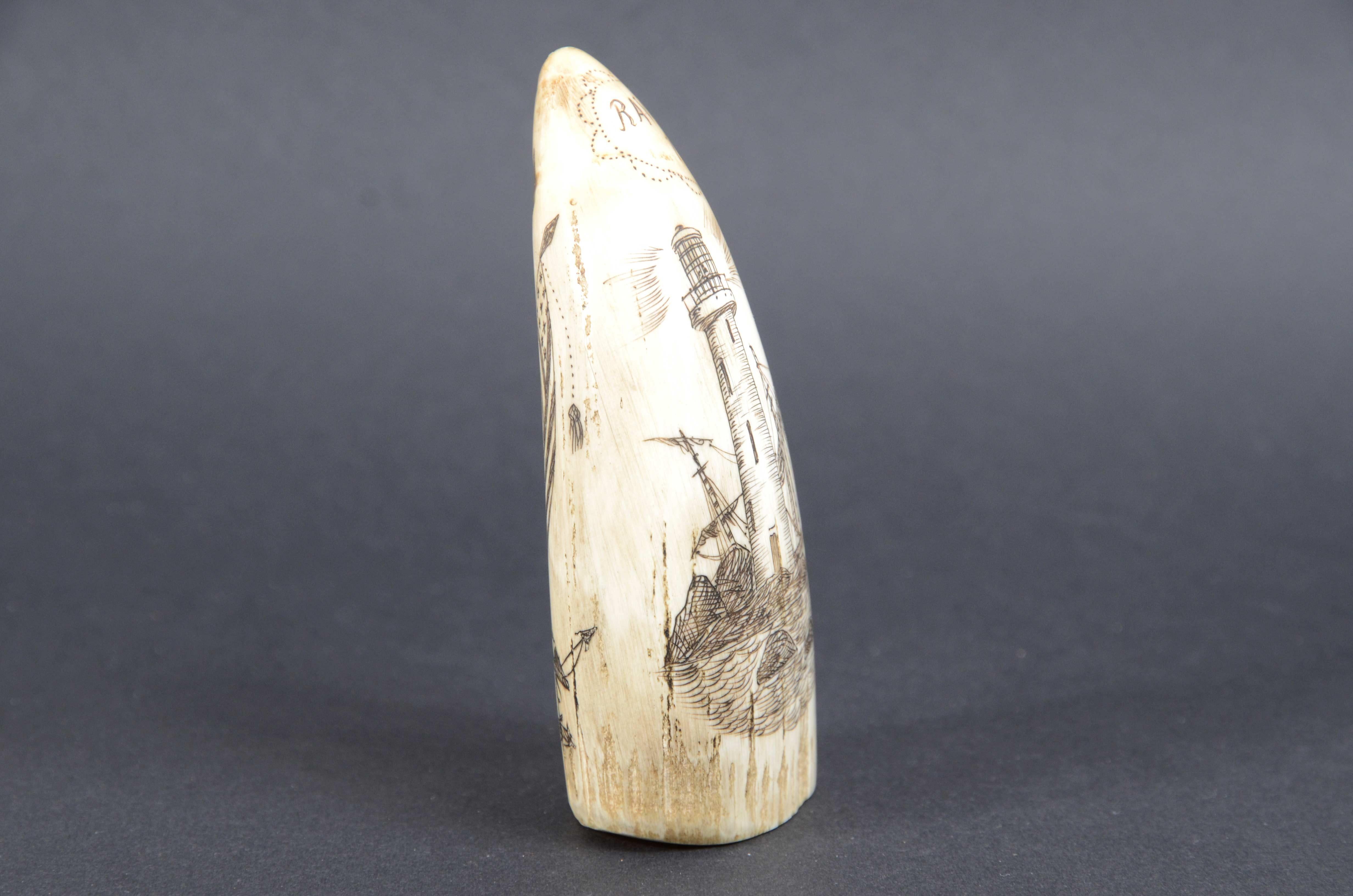 Scrimshaw di un dente di balena con faro inciso verticalmente datato 1868  2