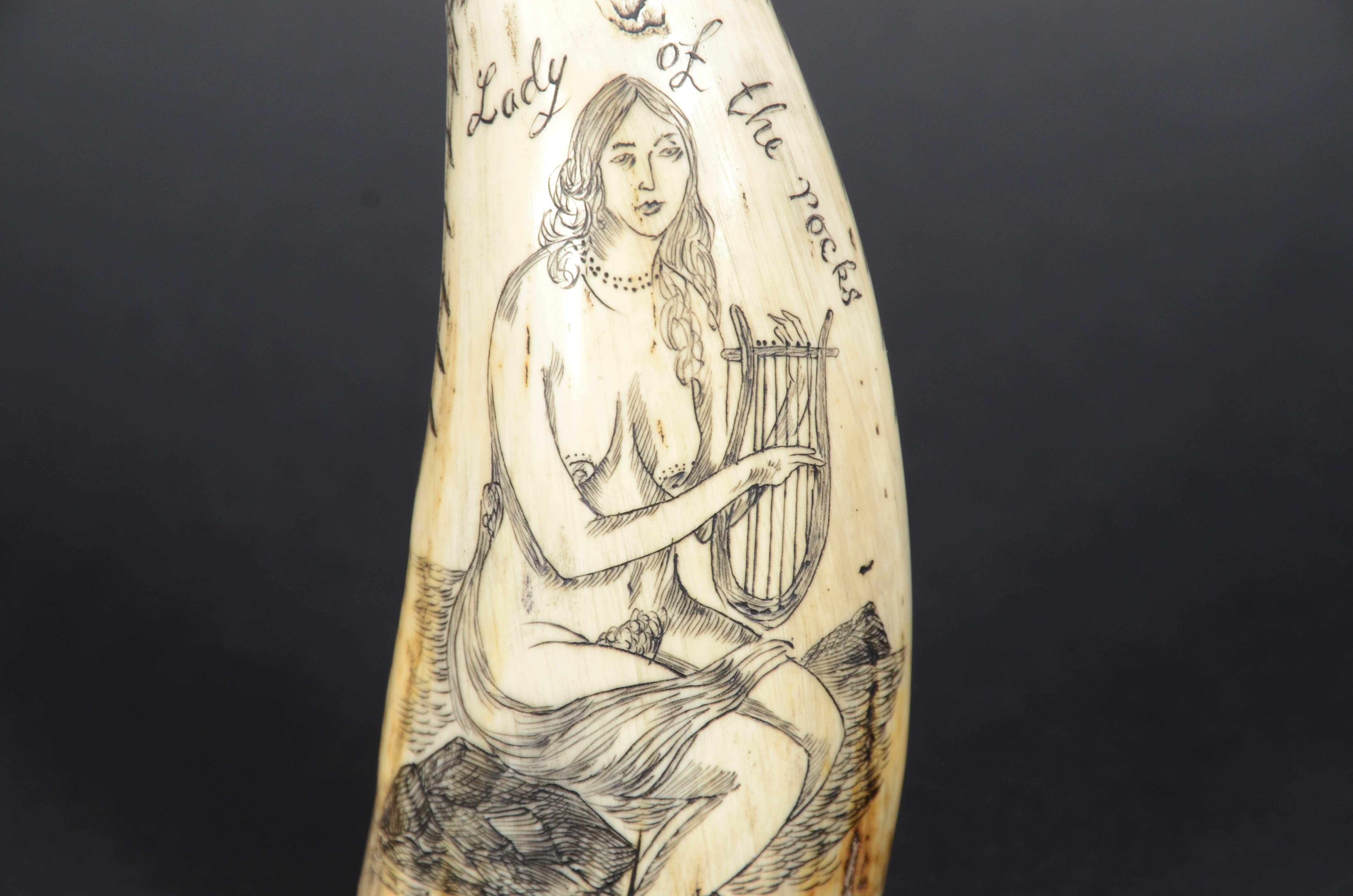 Scrimshaw di un dente di balena inciso 1850 che ritrae Lady of the pocks nuda (Zähne) im Angebot