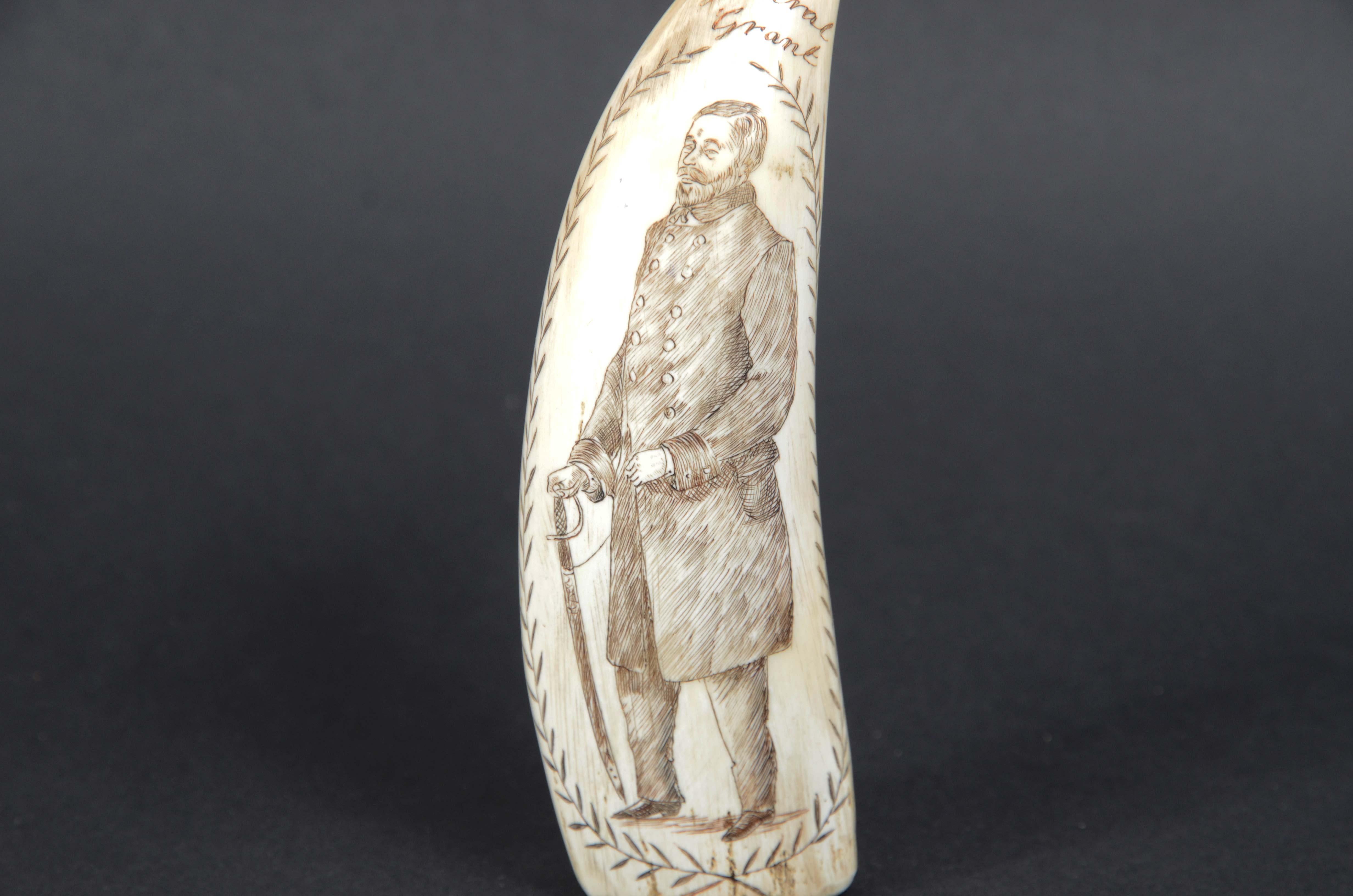 Scrimshaw di un dente di balena inciso verticalmente e di ottima  fattura, databile attorno alla metà del XIX secolo. Raffigurante  da un lato il Generale Grant (1822-1885) futuro Presidente degli Stati Uniti tra il 1869 e il 1877. Sul retro lo