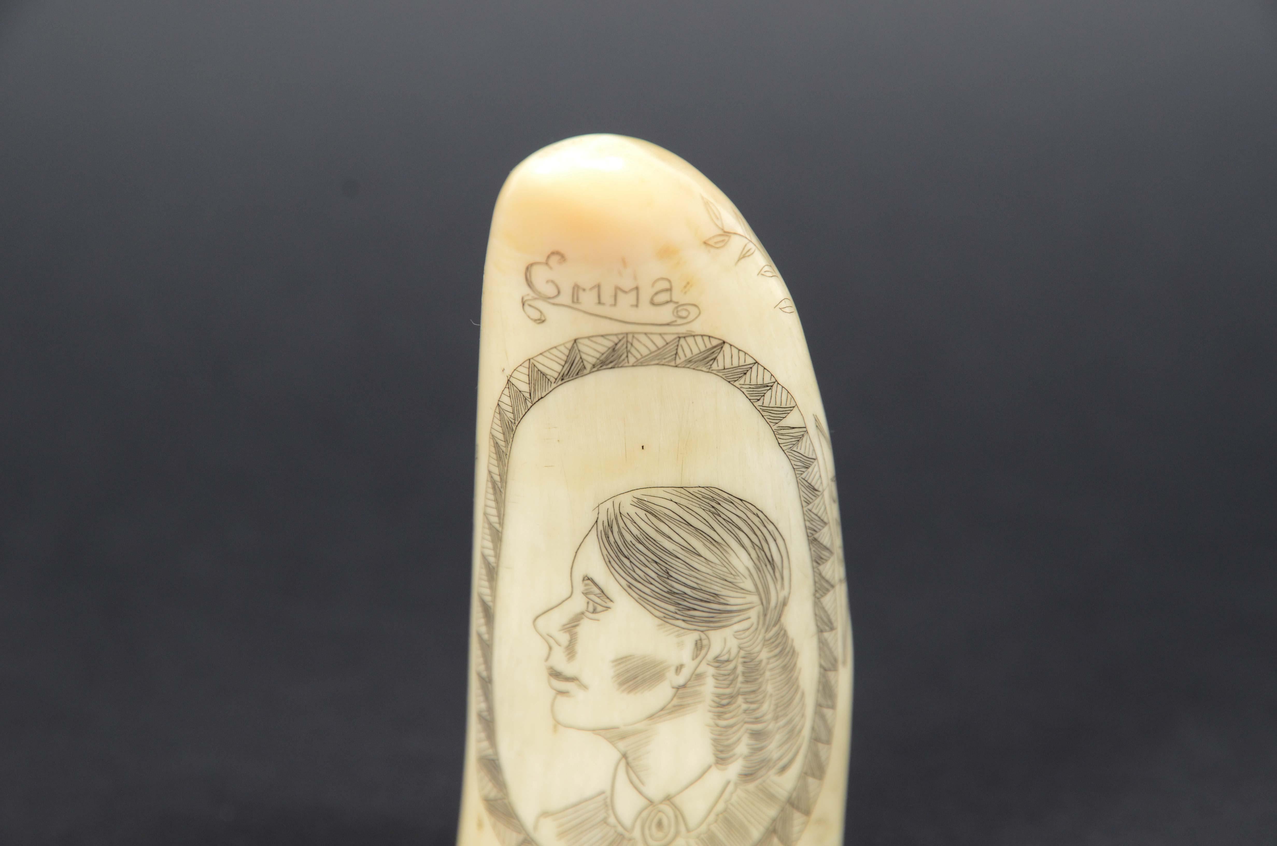 Scrimshaw of a vertically engraved whale tooth Ship Huron dated 1839 cm 9 In Good Condition For Sale In Milan, IT