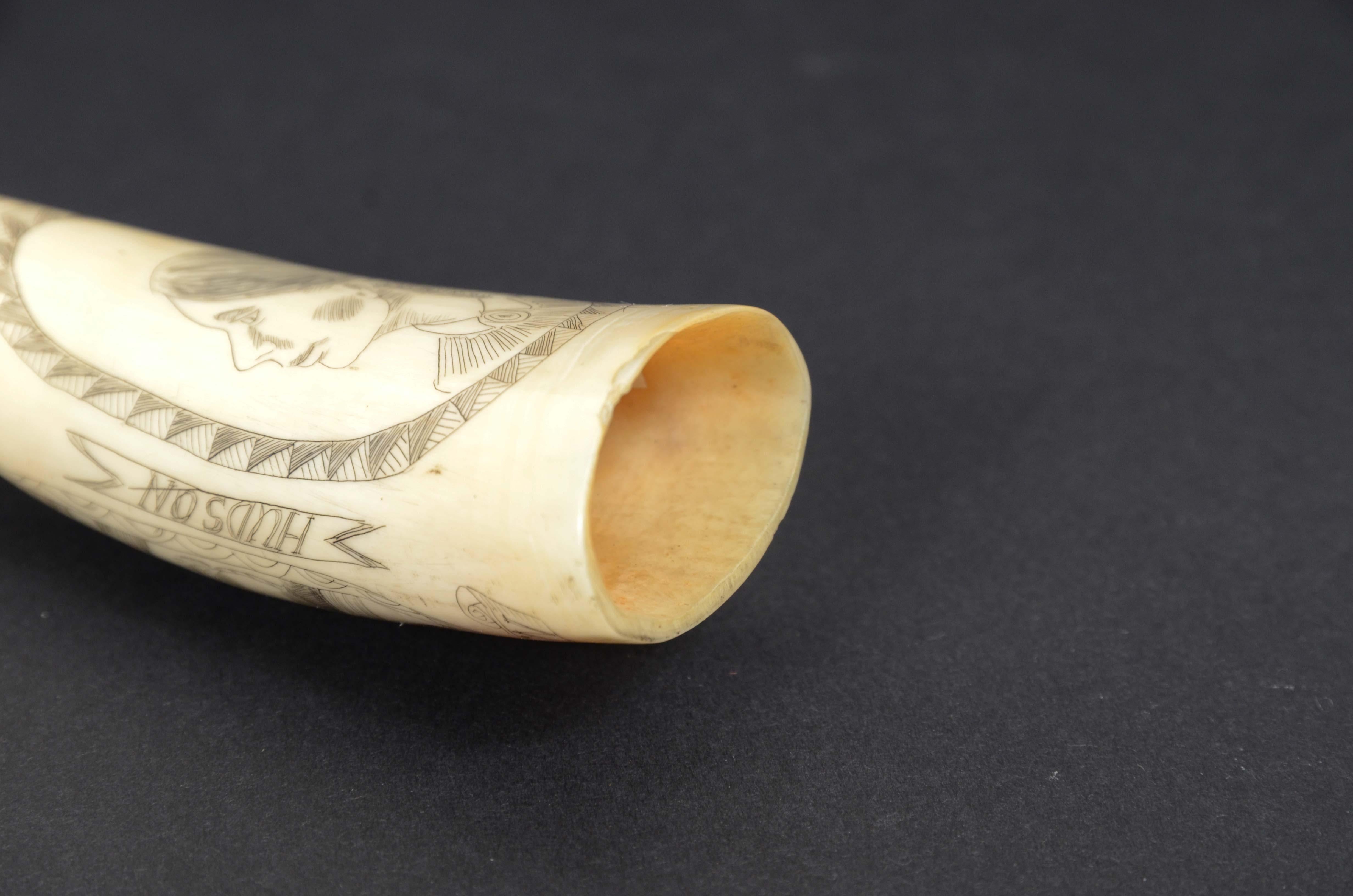Dents Scrimshaw d'une dent de baleine gravée verticalement Ship Huron daté 1839 cm 9 en vente