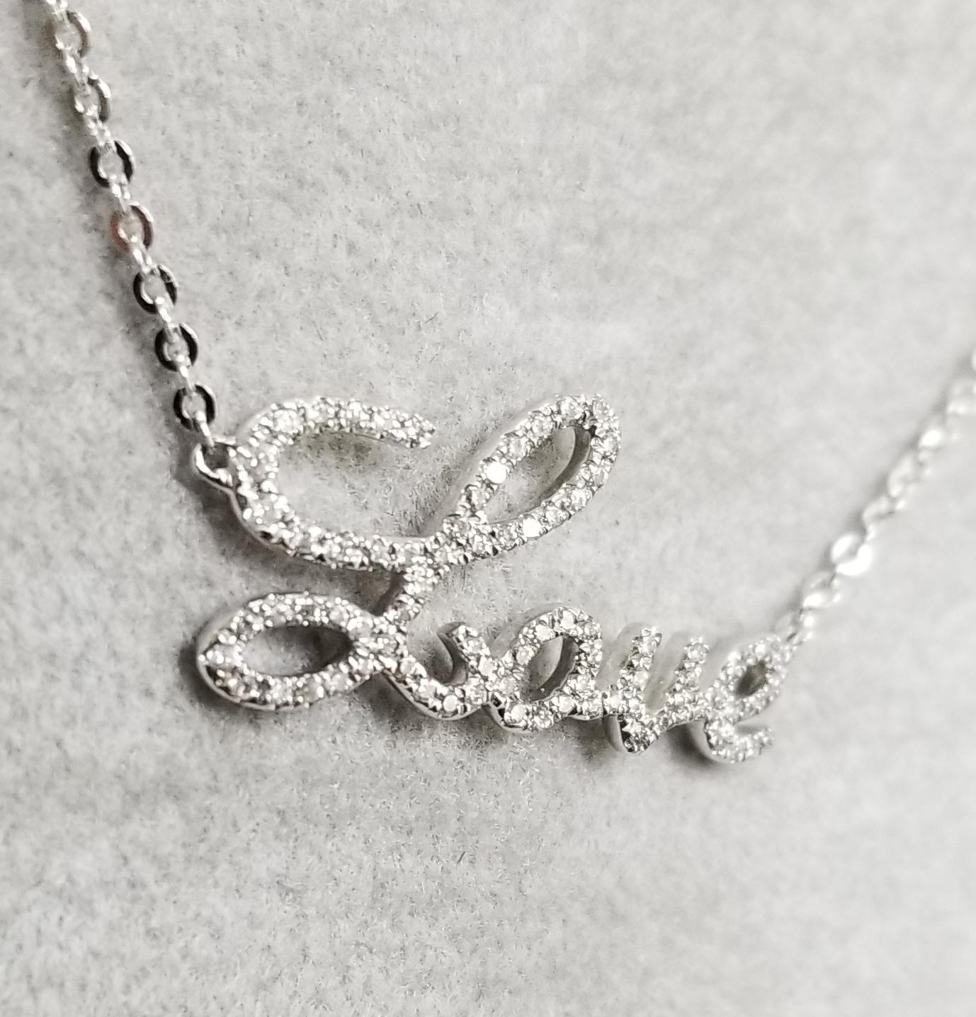 Taille ronde Pendentif en diamants « Love » scripté en vente