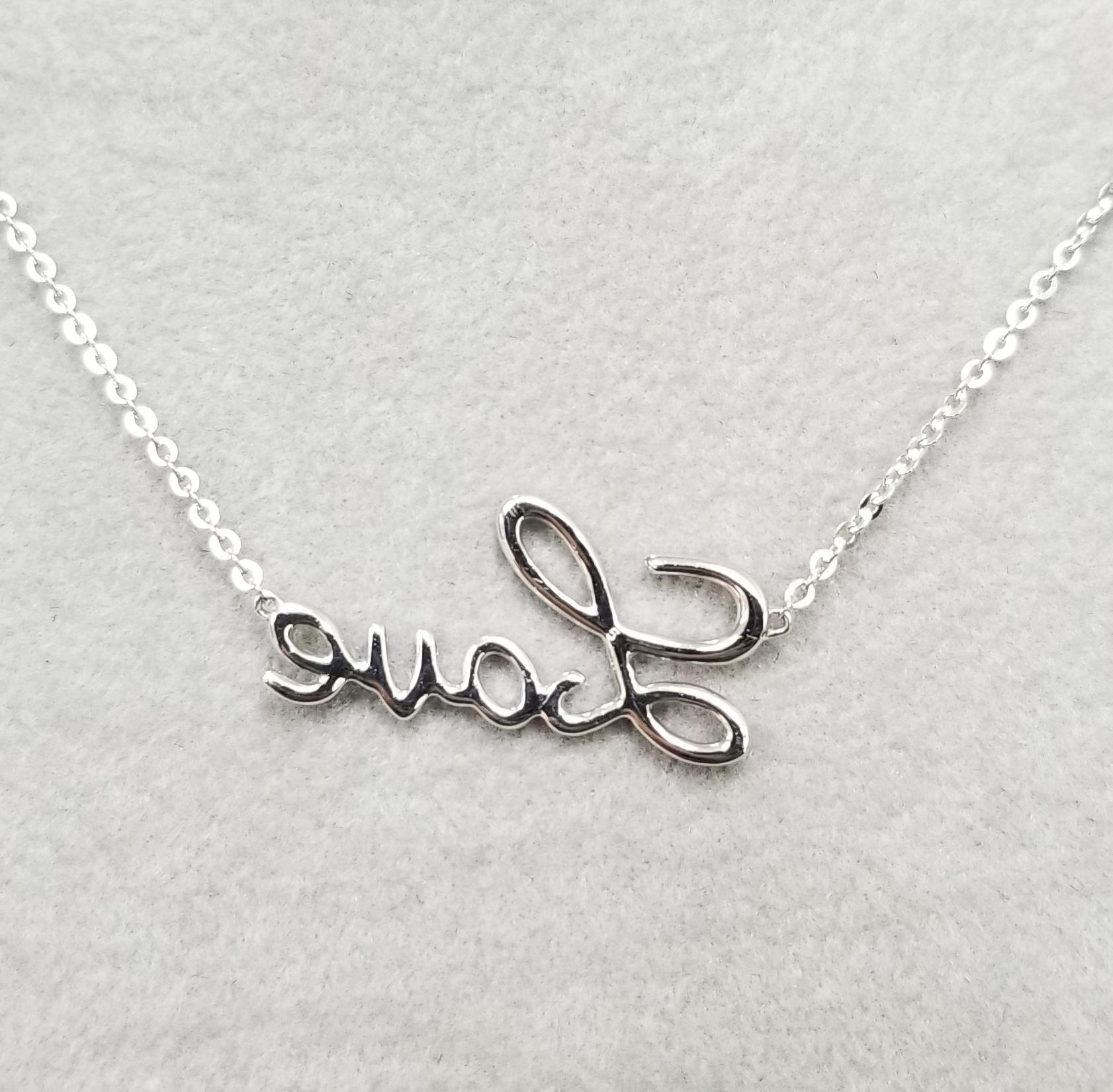 Pendentif en diamants « Love » scripté Neuf - En vente à Los Angeles, CA