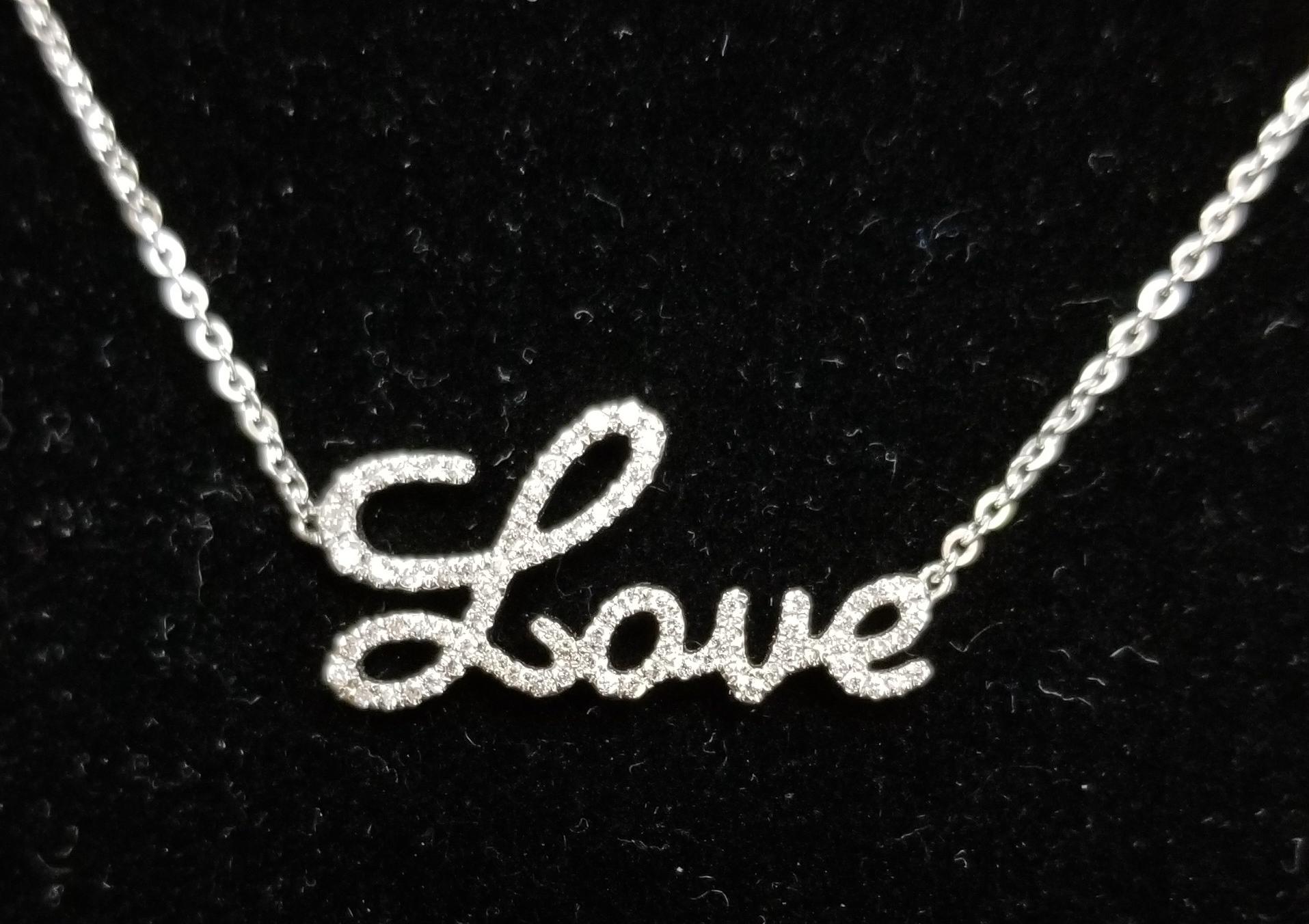 Pendentif en diamants « Love » scripté en vente 1