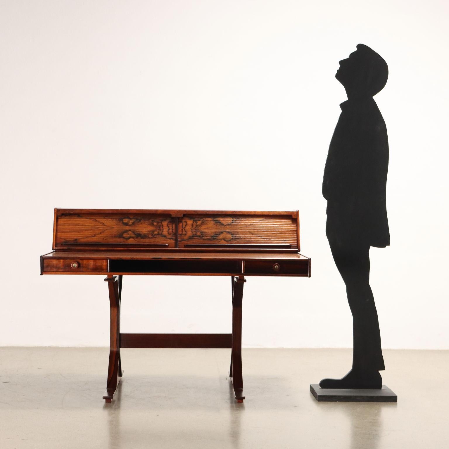 Scrittoio anni '60 in legno impiallacciato jacaranda della serie '530' disegnato da Gianfranco Frattini per una produzione Bernini che presenta un'alzata attrezzata con serrandine avvolgibili. Arredo restaurato nei nostri laboratori. Condizioni