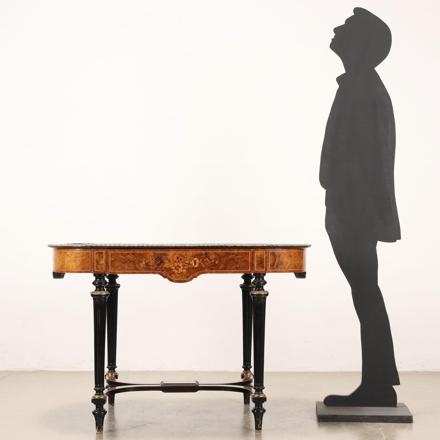 Scrittoio a giorno WM. JOHNSON & SON impiallacciato in radica di noce e radica d'acero, Sheffield 1870 ca. Piano sagomato con inserto in pelle e ciglio baccellato in bronzo dorato, fascia con cassetto e finto cassetto sui lati lunghi, gambe