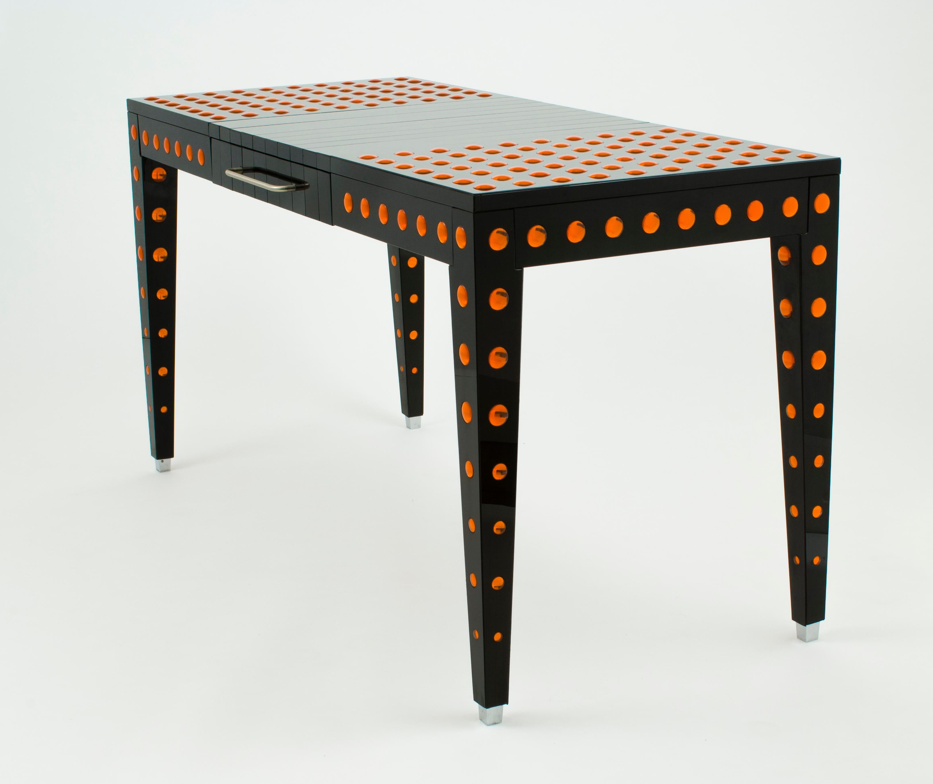 ADE desk

Mahogany wood desk from the 1950s elegant and longilinear.
The body of the mahogany writing desk has been covered on each side, by hand with  vintage black opal glass.
The decoration designed by Roberto Giulio Rida in fretwork is executed