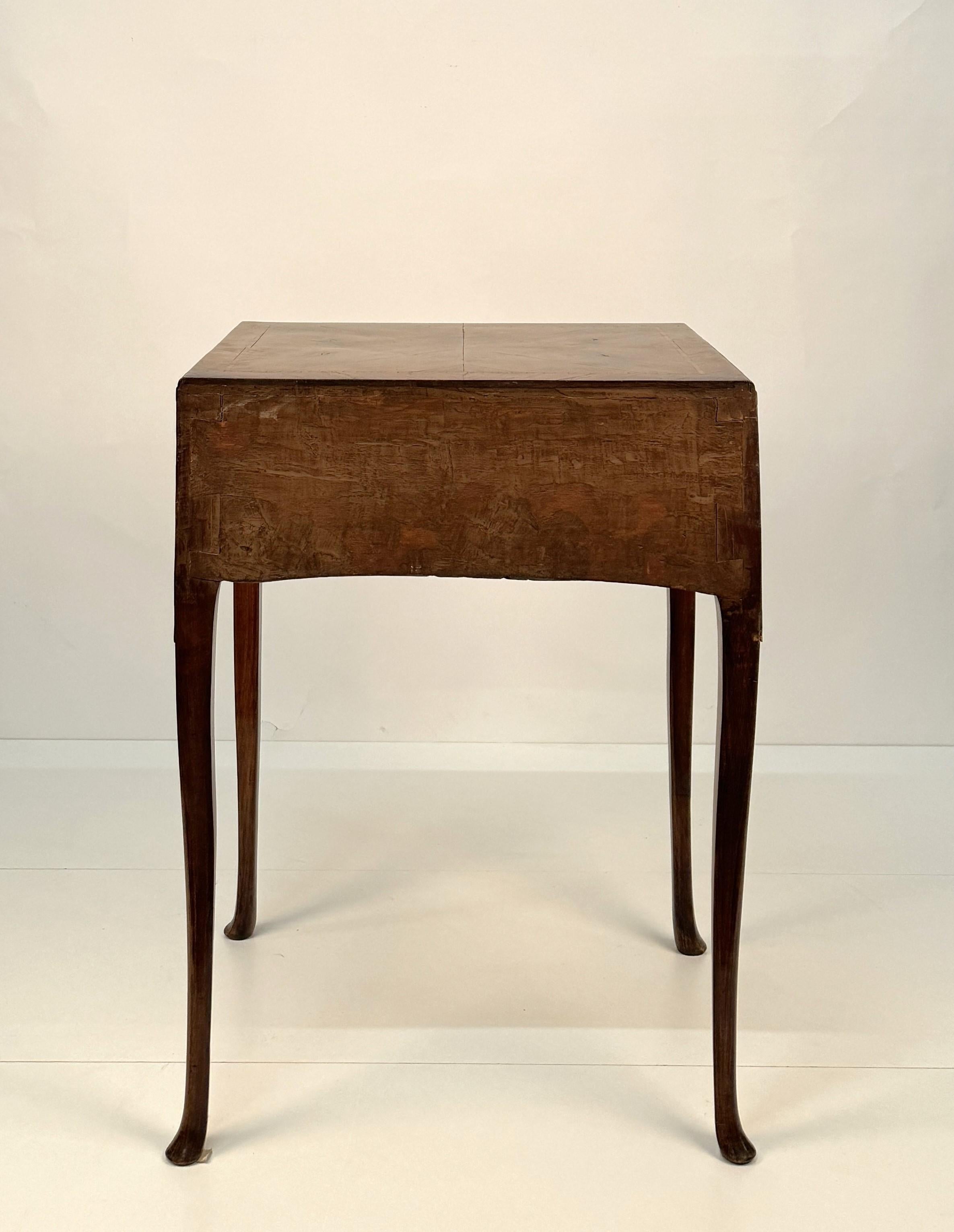 Hoher nussbaumgetäfelter Schreibtisch, Venetien, zweite Hälfte  18. Jahrhundert (18th Century) im Angebot