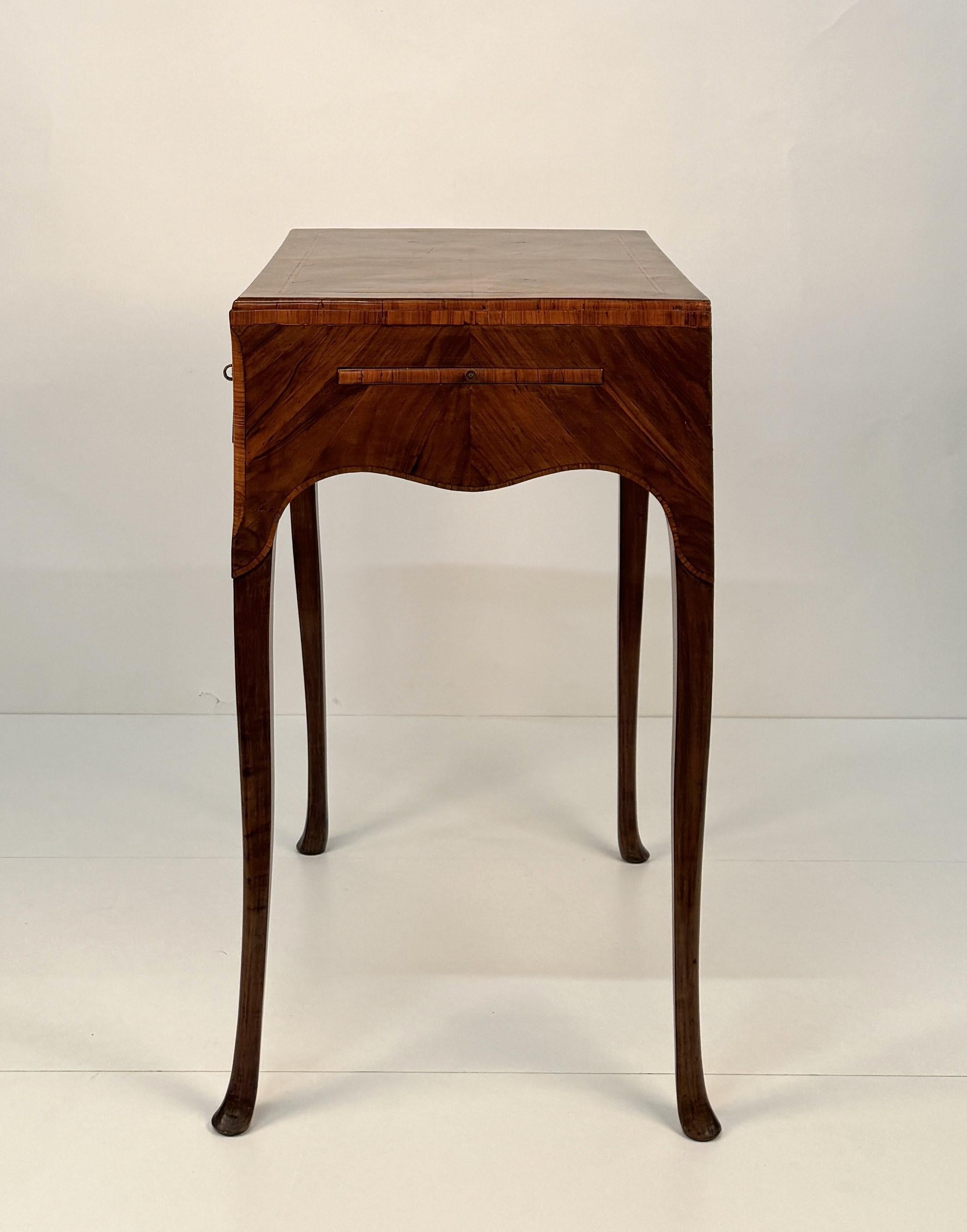 Hoher nussbaumgetäfelter Schreibtisch, Venetien, zweite Hälfte  18. Jahrhundert (Holz) im Angebot