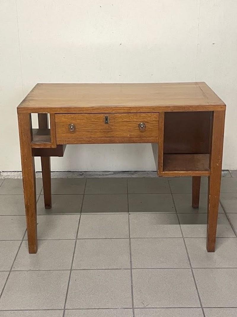 Interessanter Schreibtisch aus Eiche aus den 1930er Jahren.

Ein perfektes Beispiel für modernistisches Design mit praktischen, linearen Linien.

Die zentrale Schublade und die offenen Seiten kennzeichnen seinen besonderen Stil.

Sehr guter