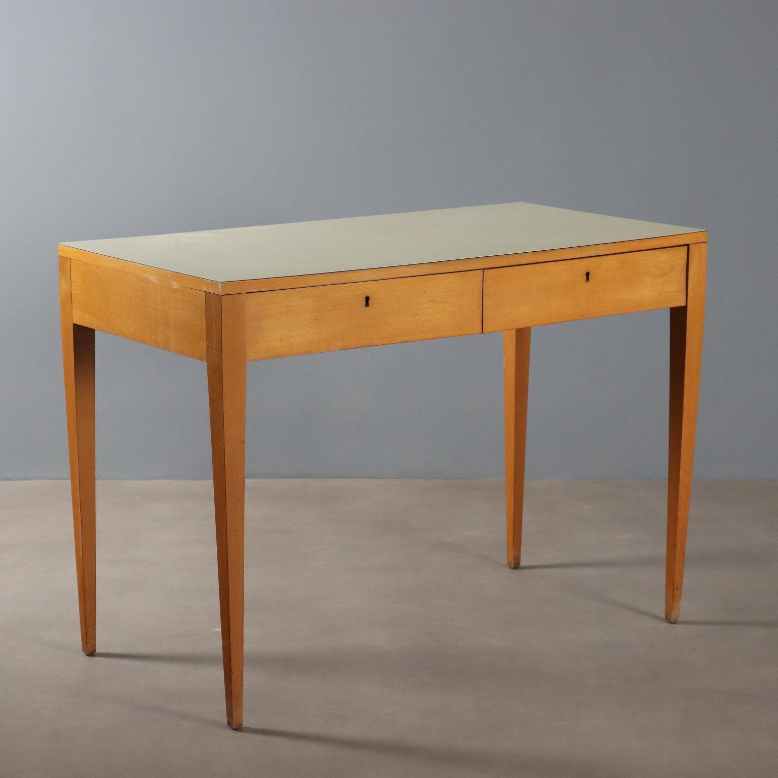 Scrittoio vintage di manifattura italiana del XX secolo in legno di faggio con due cassetti e piano in formica nei toni del giallo.