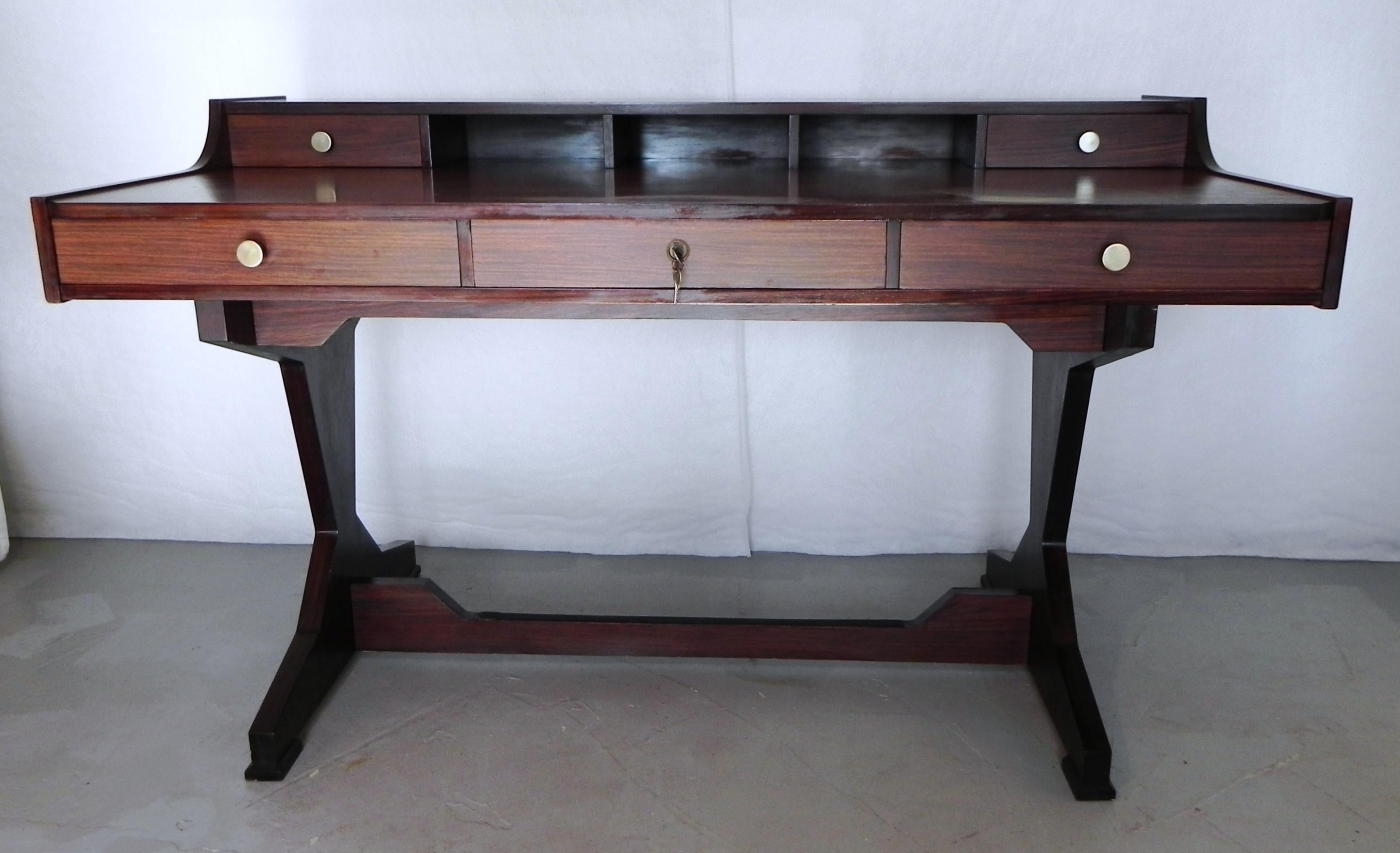 60's desk, in the style of G.Frattini for Bernini. made by Italian craftsman, inspired by the mod 530 of the Bernini company. all veneered in rosewood. very detailed. 5 drawers of which the central one with very sturdy lock. support from the