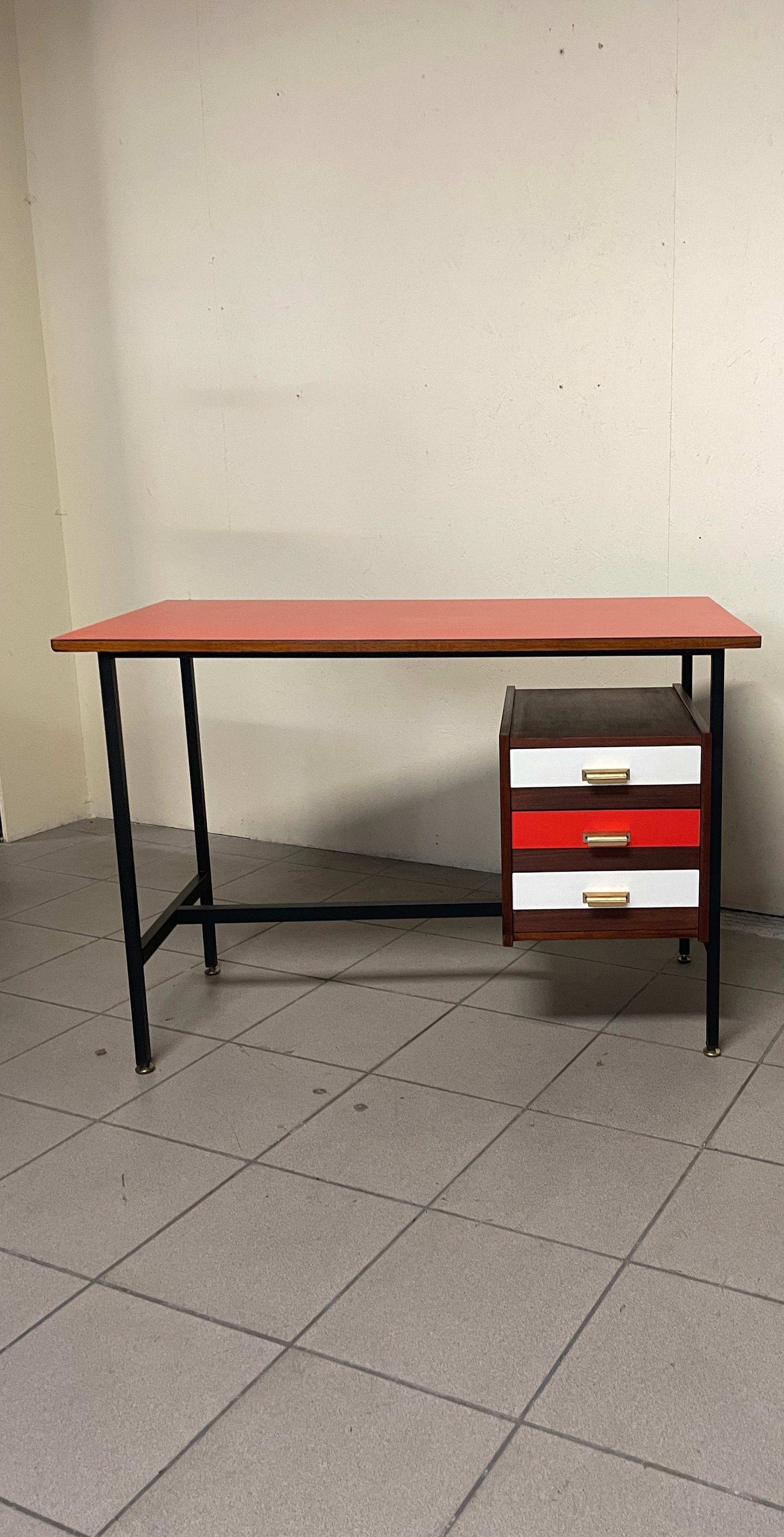 Fully restored 1960s desk/desk.

Color matched an agile black lacquered tubular iron frame with adjustable brass feet.

Colored formica top as well as the fronts of the 3 drawers, wooden drawer frame.

Fully restored writing desk.