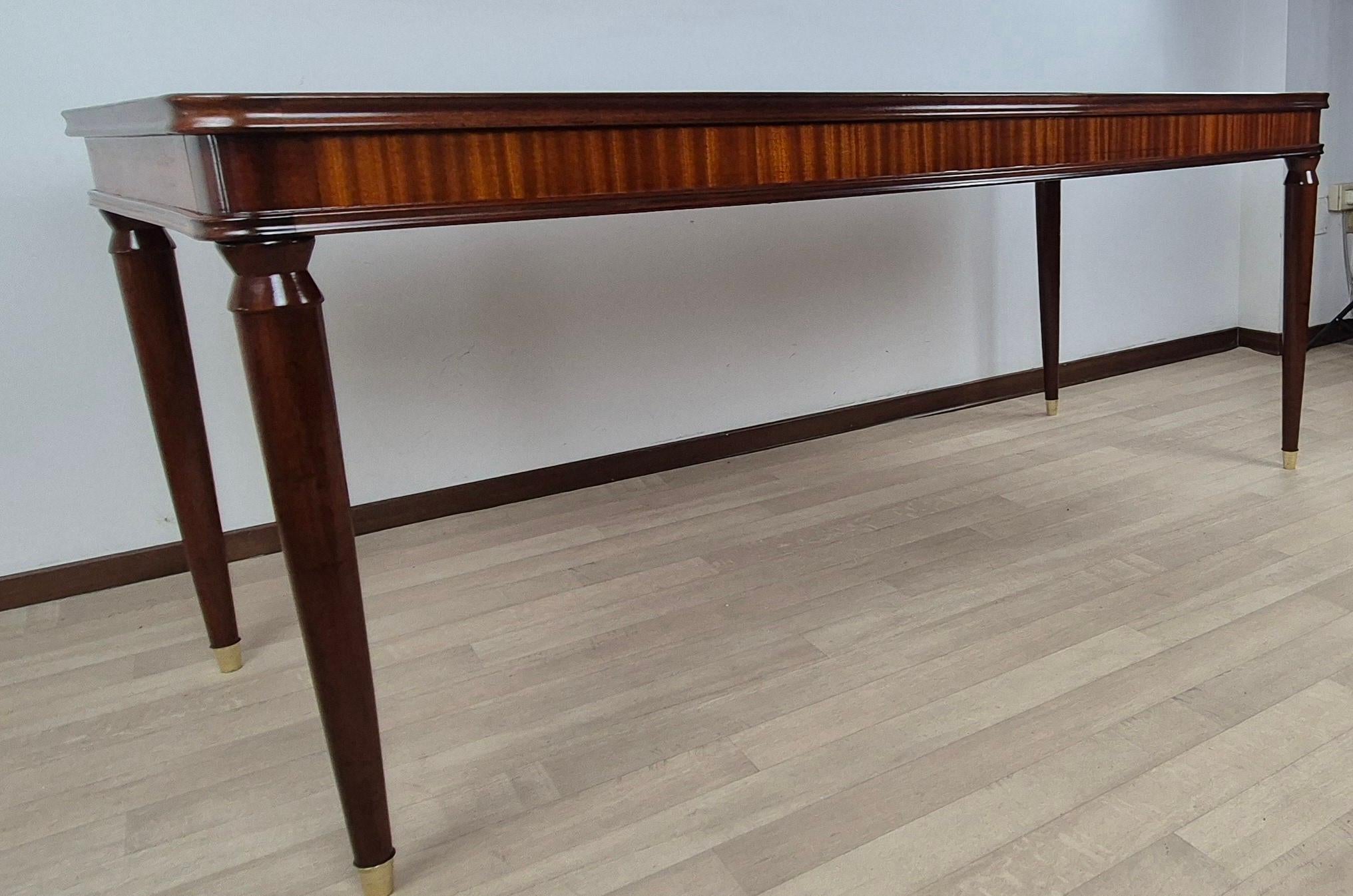Imponente e allo stesso tempo elegante e raffinato scrittoio Art Déco Veneziano proveniente da studio Notarile.
Interamente in Noce e Piuma di Noce con i piedini originali suoi d'epoca in Ottone.
Linee e proporzioni ben studiate dove spicca