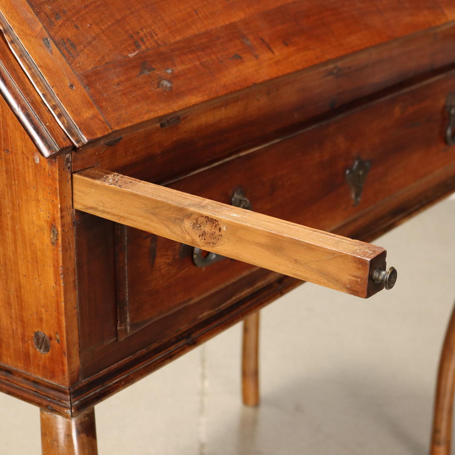 Barocchetto da Viaggio walnut writing desk, northern Italy 18th century For Sale 4