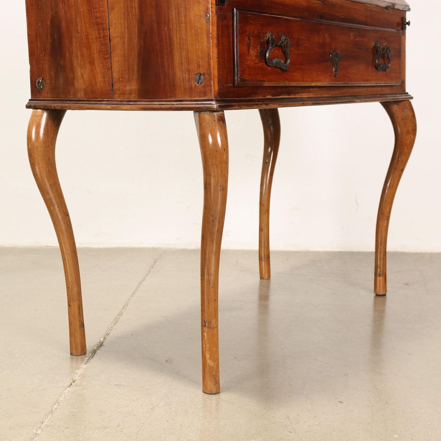 Barocchetto-Schreibtisch aus Nussbaum, Norditalien 18. Jahrhundert im Angebot 5