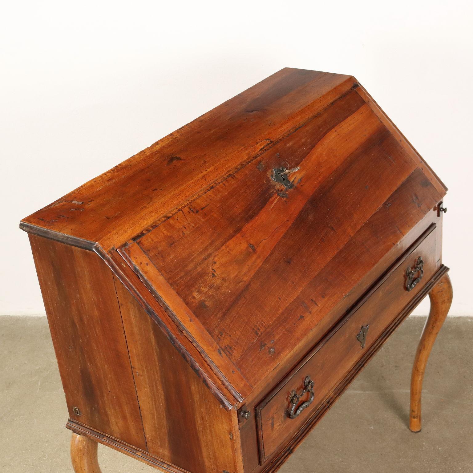 Barocchetto-Schreibtisch aus Nussbaum, Norditalien 18. Jahrhundert im Angebot 6