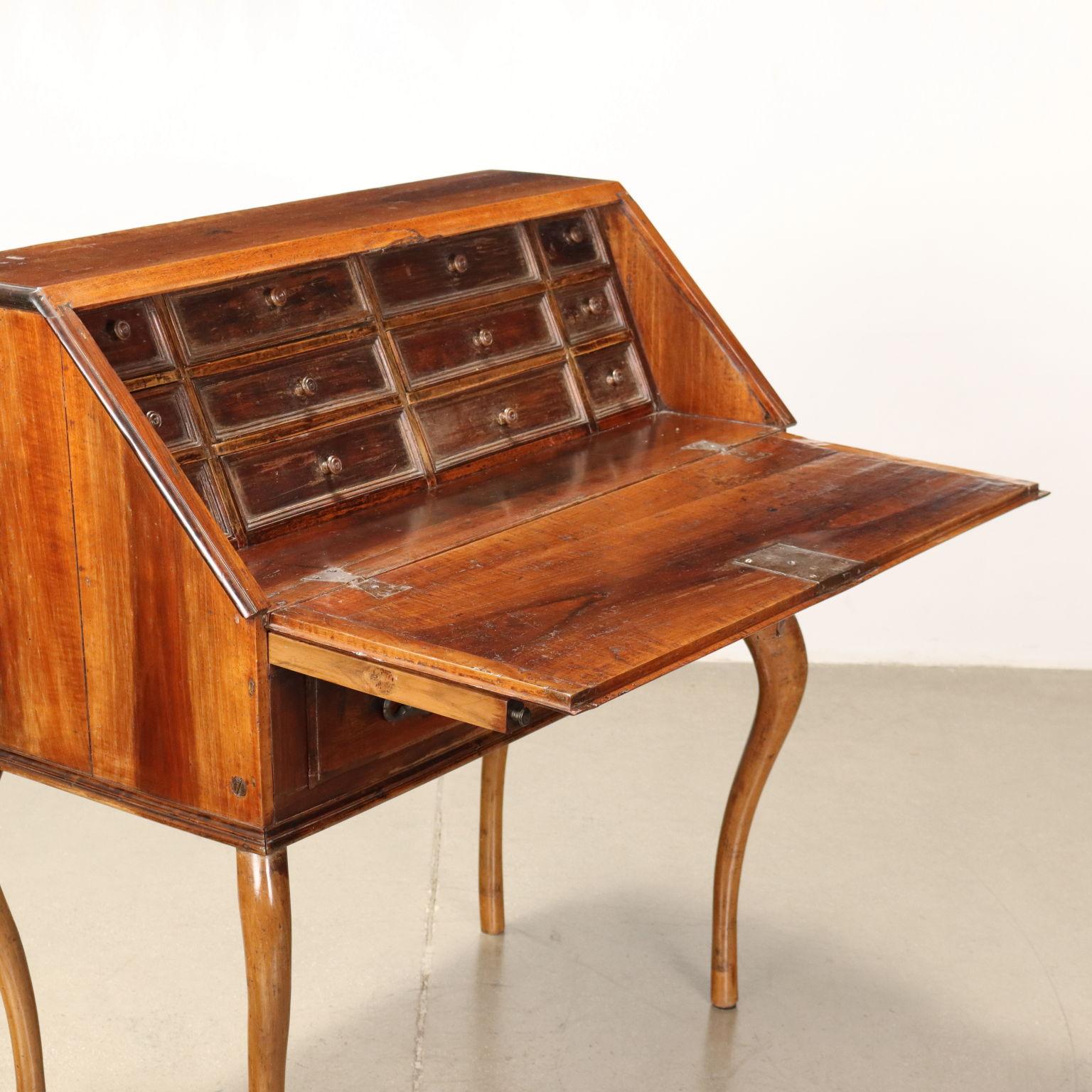 Barocchetto-Schreibtisch aus Nussbaum, Norditalien 18. Jahrhundert (Barock) im Angebot