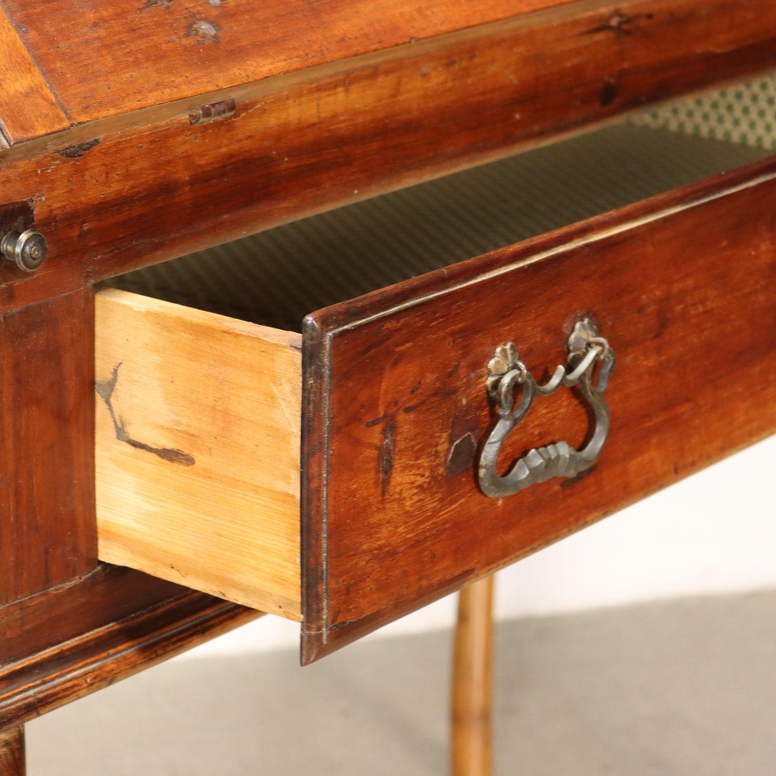 Barocchetto da Viaggio walnut writing desk, northern Italy 18th century For Sale 2
