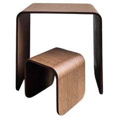 Scrittoio da bambino con sgabello abbinato realizzati in legno curvato