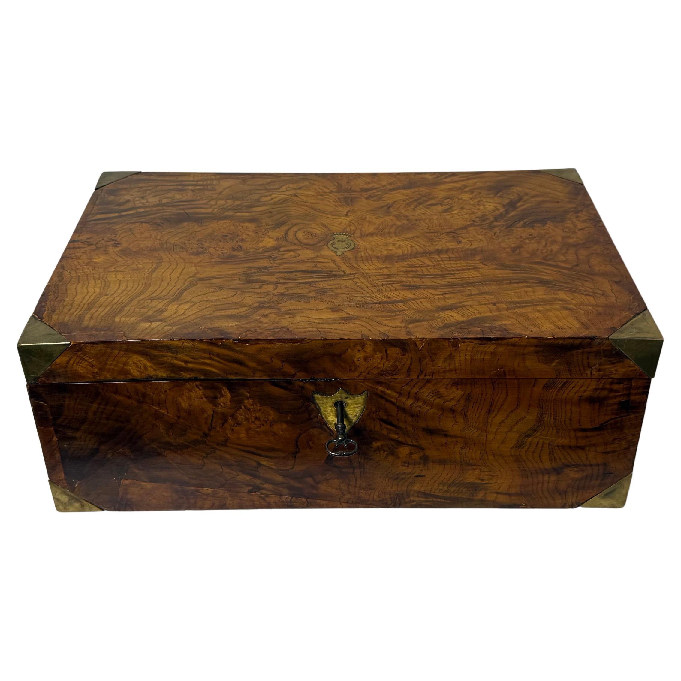 Walnut burl travel desk - 19th century For Sale