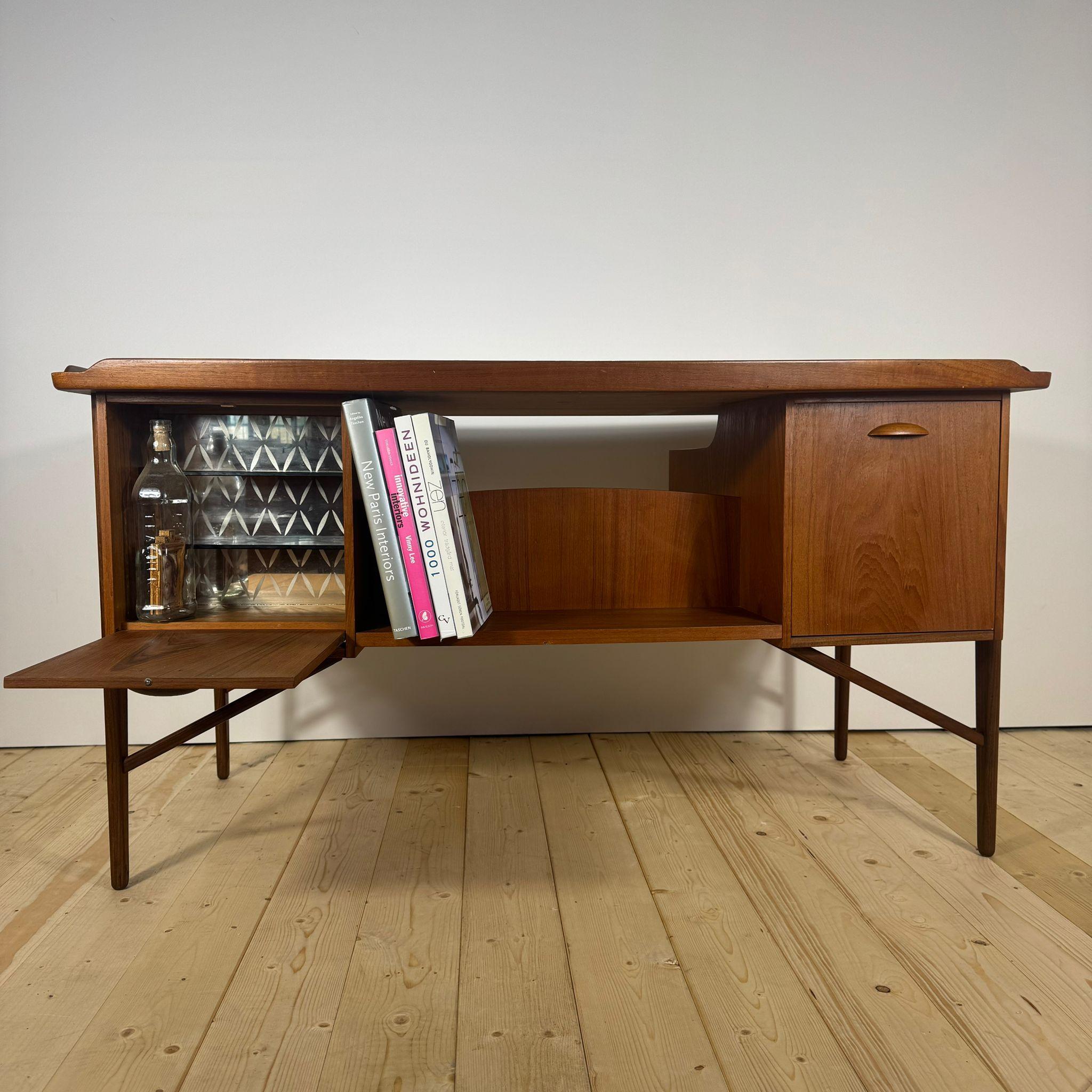 Mid-Century Modern Scrittoio danese anni ’60 in teak – Svend Åge Madsen For Sale