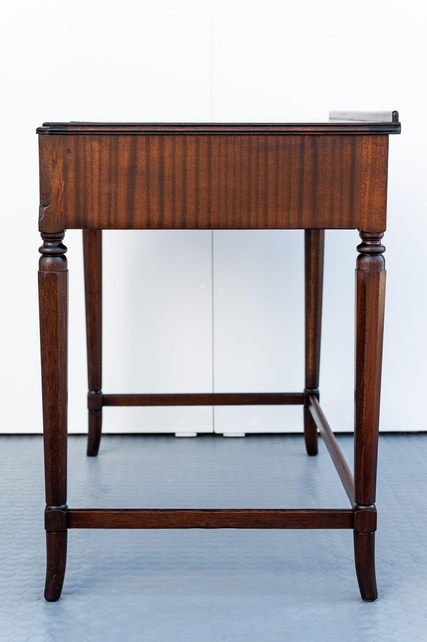 Scrittoio H. Morris & Co. Glasgow , Anni '50. 
Straordinario Scrittoio finemente lavorato a mano e rifinito in tutti i suoi particolari. 
Può utilizzato sia a parete che da centro. E' presente il marchio di attribuzione H. Morris & Co. Glasgow. 
Il