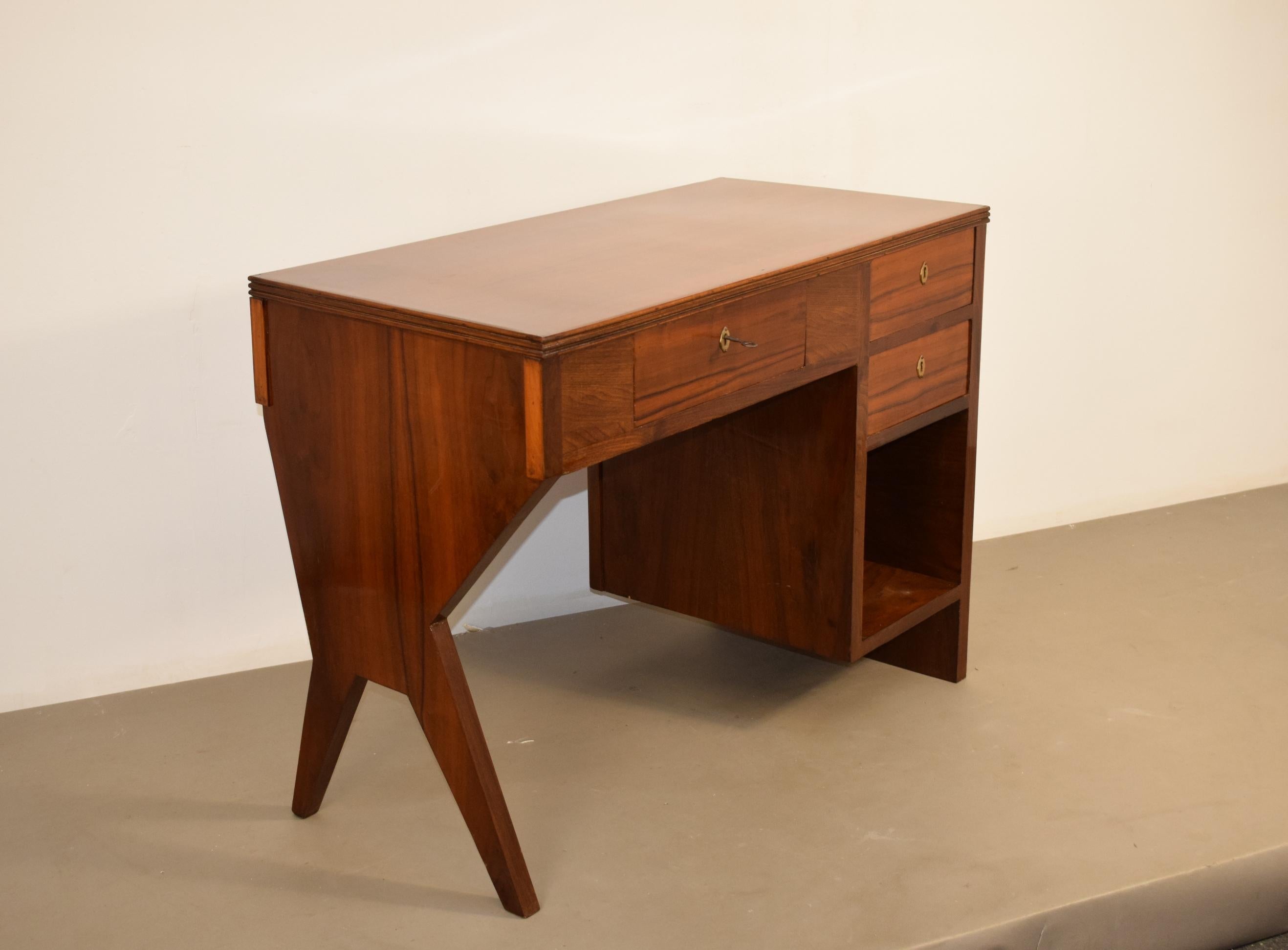 Fine and elegant wooden desk with brass details, enhanced by very useful drawers for storing work and writing items.
Ready for home or studio use, lines perfectly consistent with the 1940s, very compact size.
Excellent condition, recently