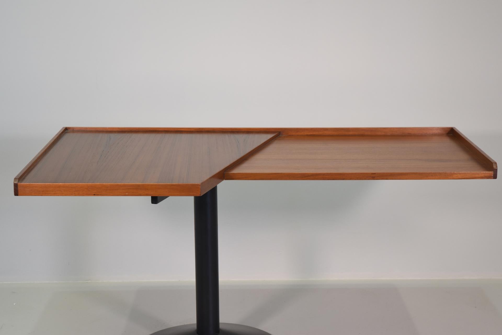 Rare and important writing desk model Stadera designed by Franco Albini for the Poggi manufacture in 1959. 
Model 840. 
Made of noble wood for its shelf, in perfect preserved condition.
Bibliography: Giuliana Weeden - Repertory 1950/1980, p. 123,