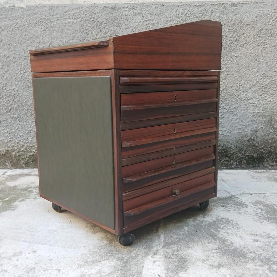 Keywords: Davenport, scrittoio mid-century, pelle, Cantù, Brianzolo, La Permanente Mobili, anni ’50, ruote, legno impiallacciato, Mid‑Century Davenport desk, leather top, Cantù, Italian writing desk, 1950s, rolling desk, veneer wood

Scrittoio