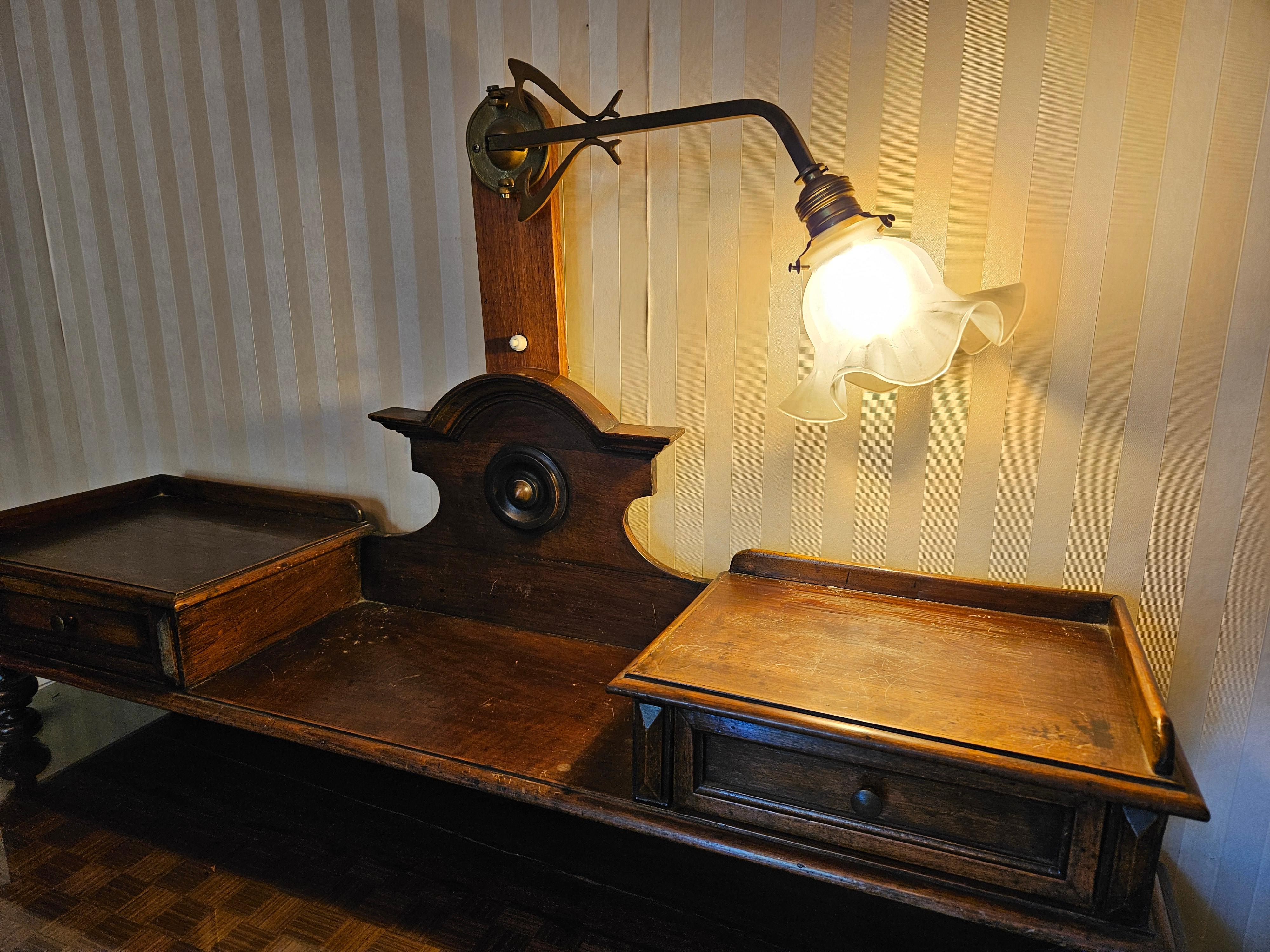 Venetischer Schreibtisch mit Glasplatte und Richtungslicht 20. Jahrhundert (Early 20th Century) im Angebot