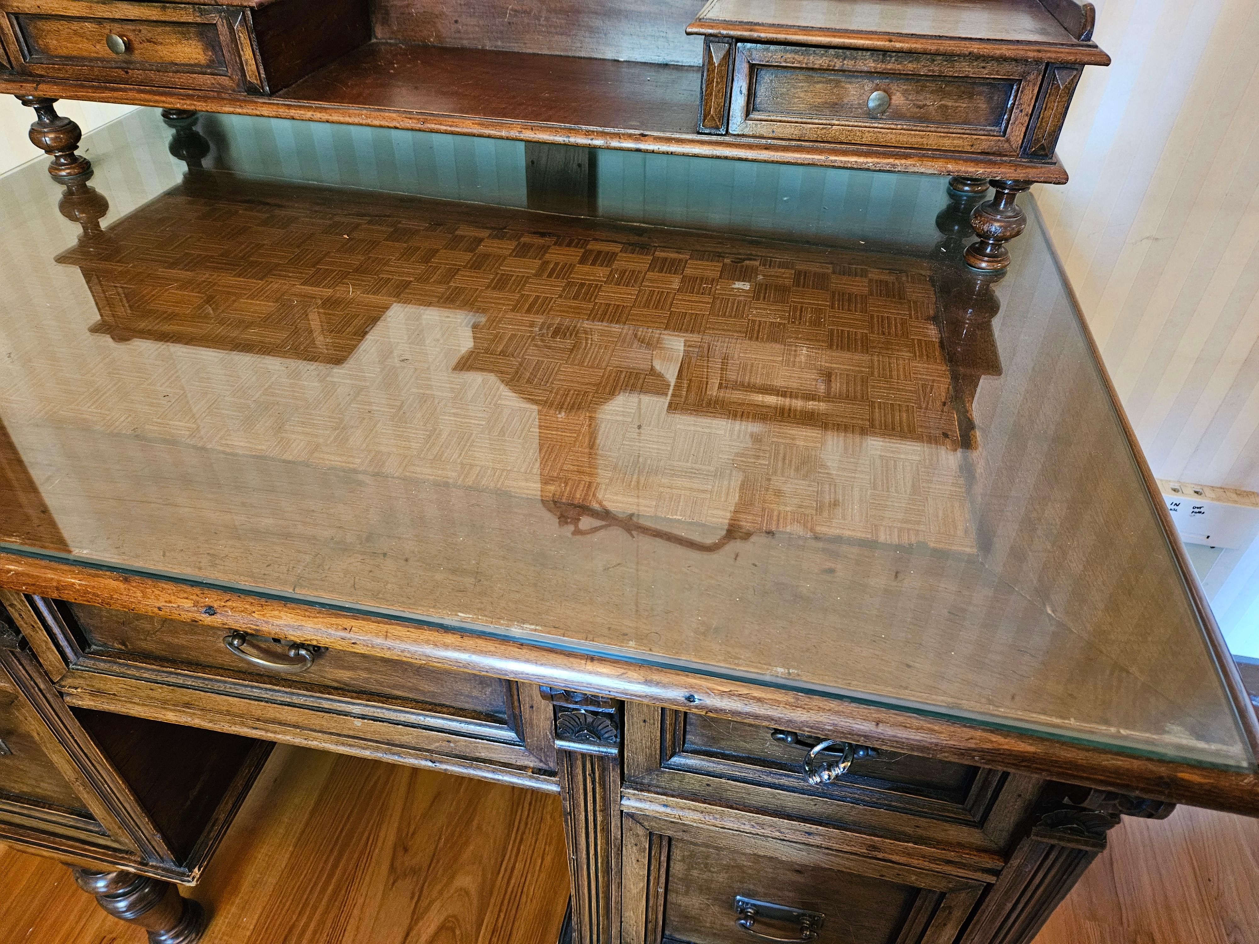 Venetischer Schreibtisch mit Glasplatte und Richtungslicht 20. Jahrhundert (Messing) im Angebot