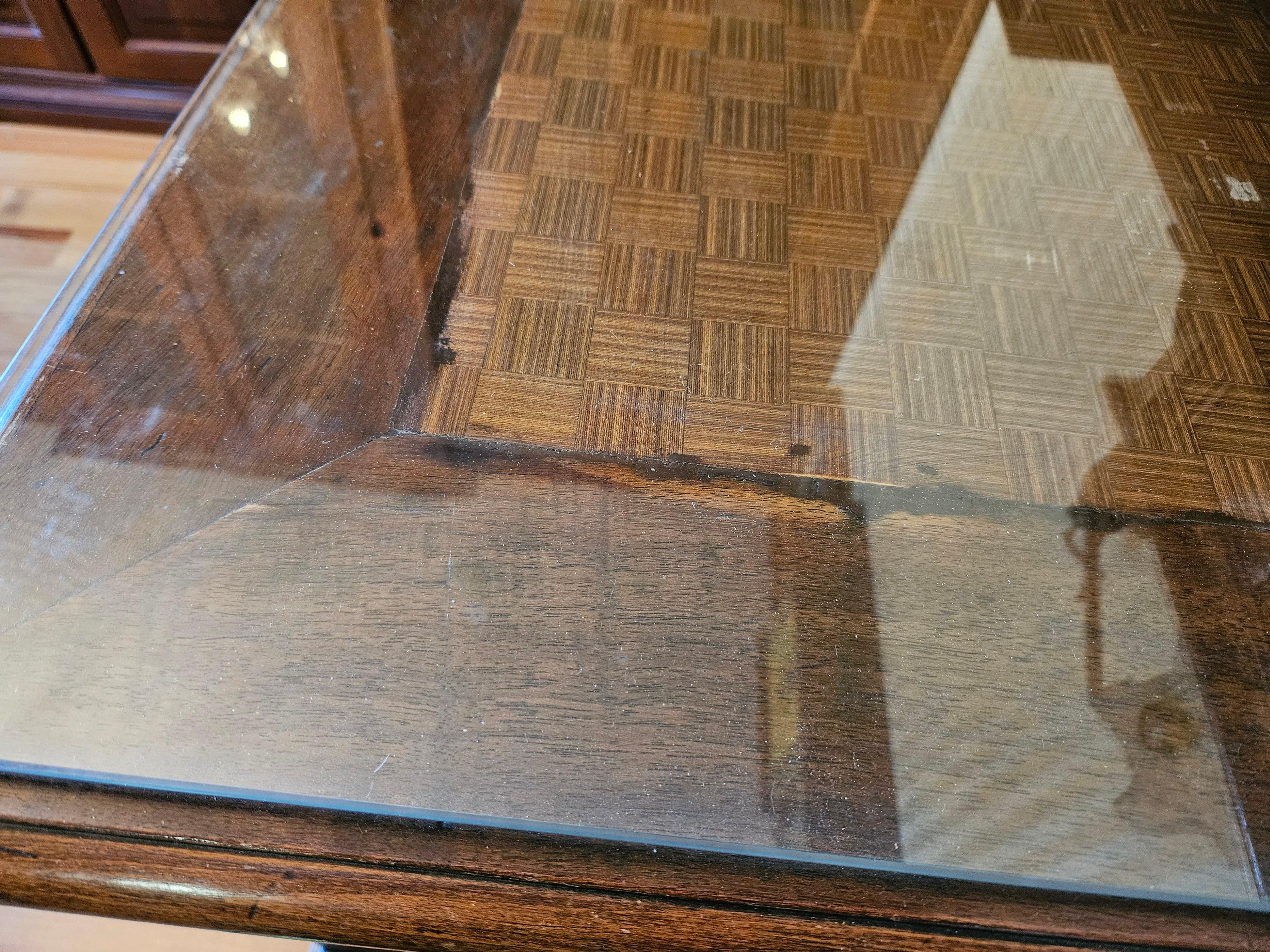 Venetian desk with glass top and directional light 20th century For Sale 1