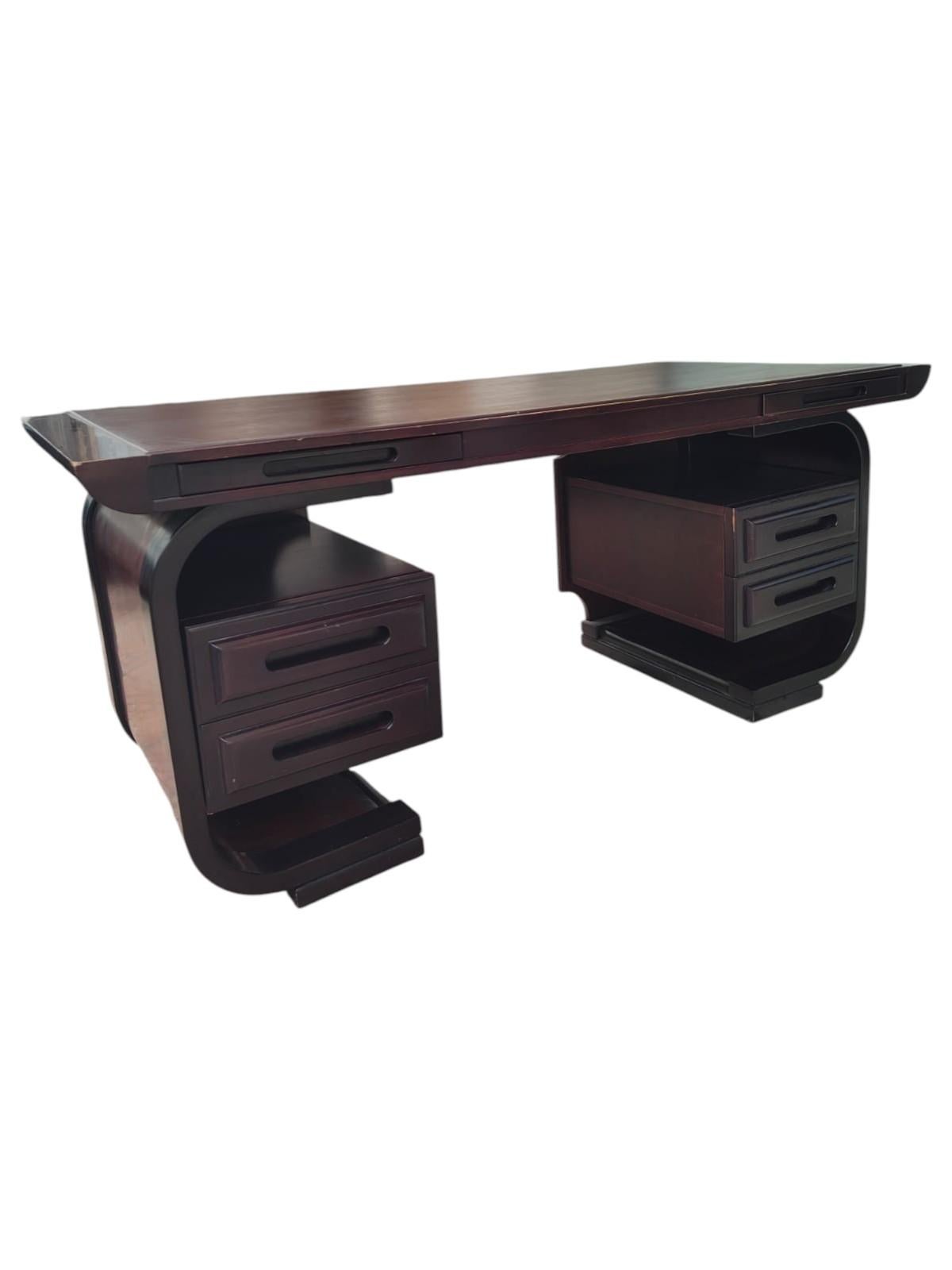 Bellissima e rarissima scrivania con cassetti in legno curvato e ripiano in pelle, originale fabbricato in Italia negli anni '70.
Ulteriori due cassetti inseriti nel ripiano, estraibili al bisogno, di cui uno con un organizer per penne e monili
