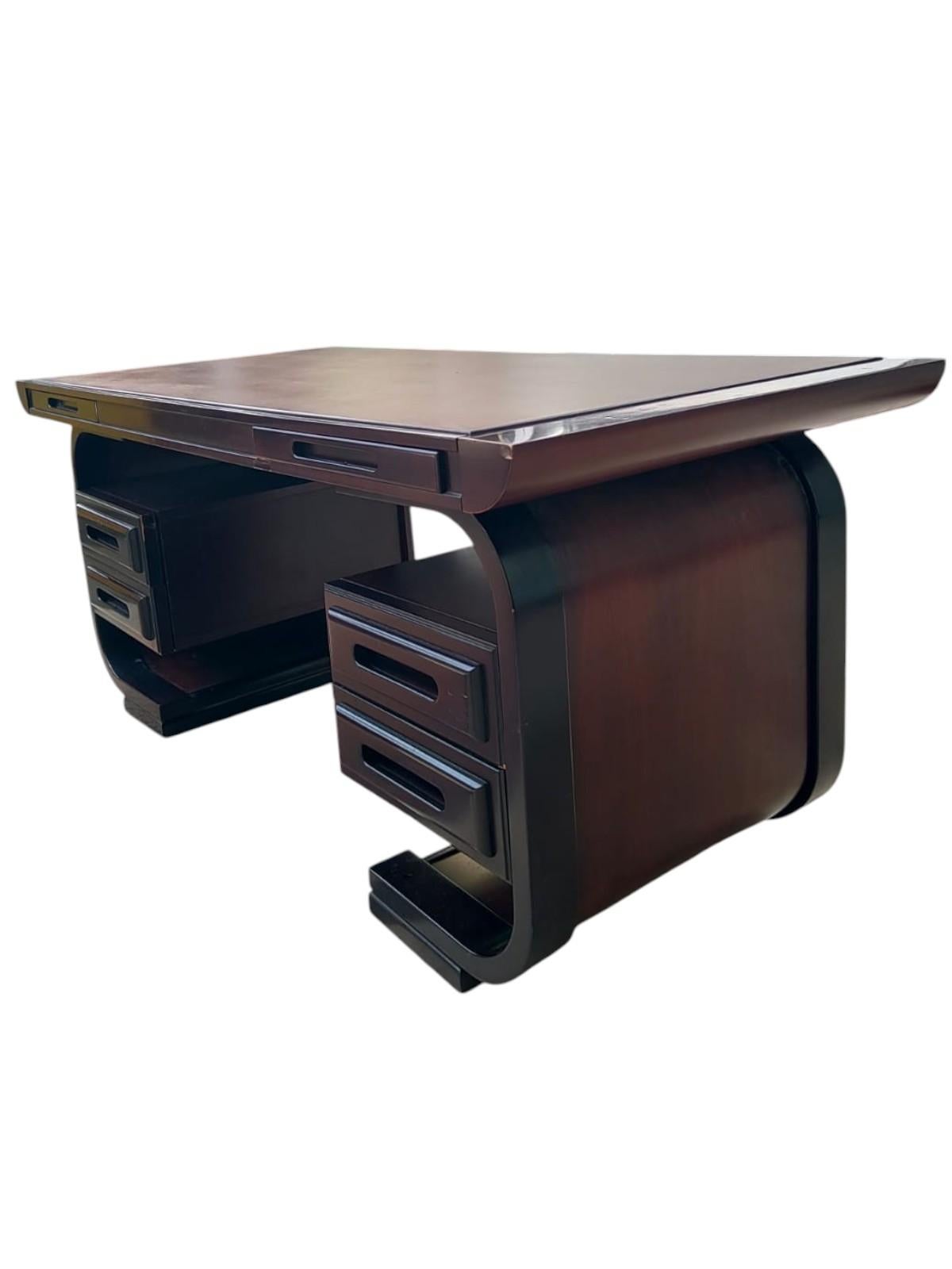Mid-Century moderno Scrivania a cassetti in legno e cuoio stile ico parisi anni '70 in vendita