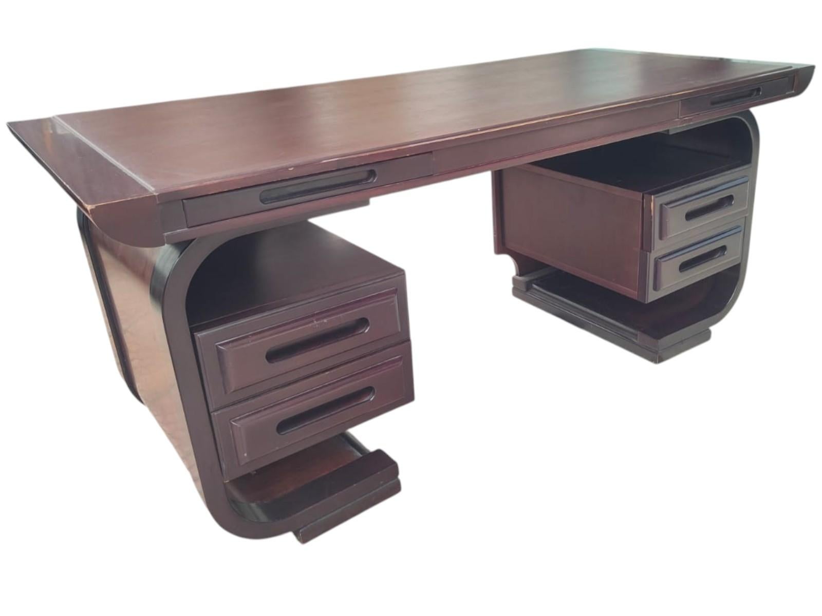 Scrivania a cassetti in legno e cuoio stile ico parisi anni '70 in vendita 2