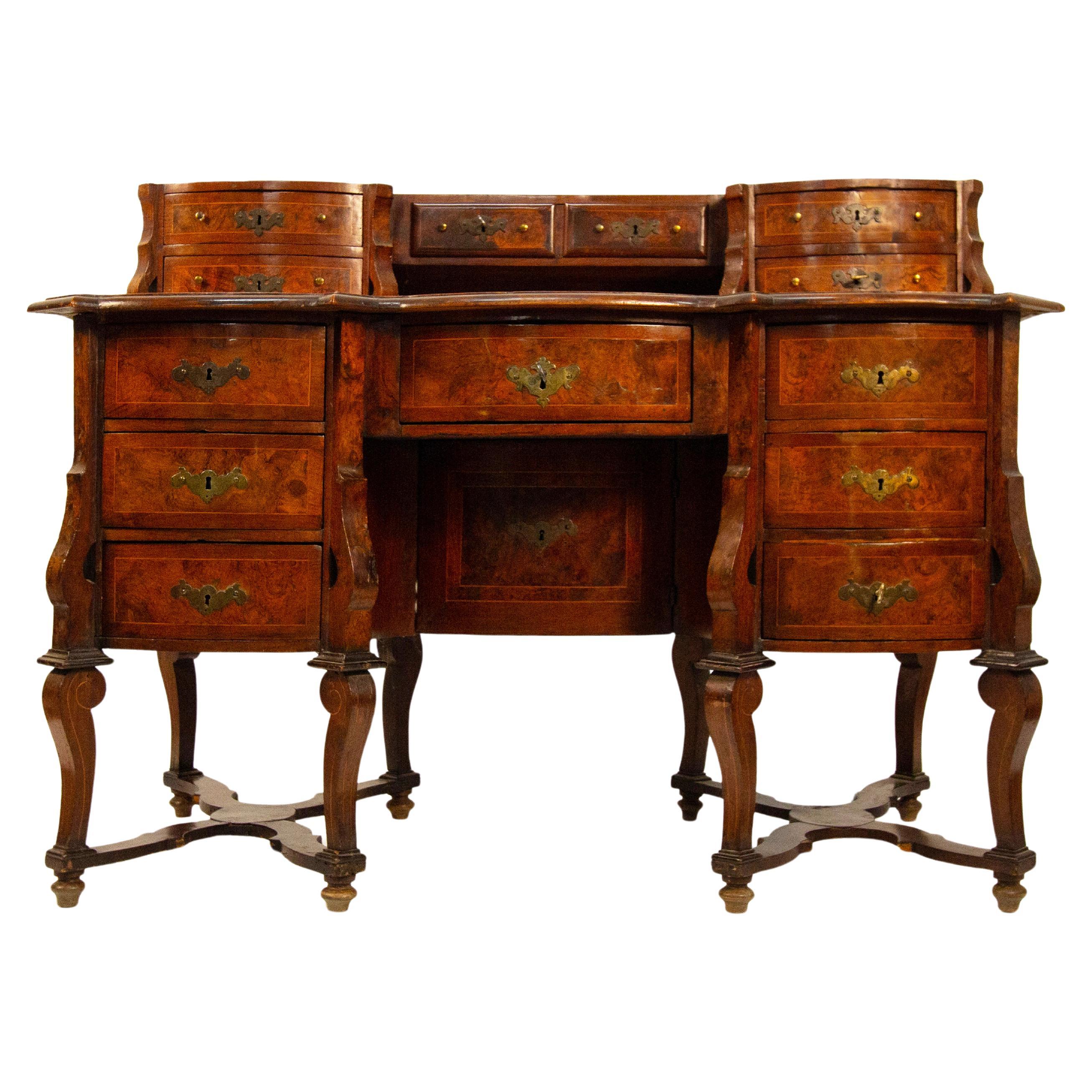 Scrivania "alla Mazzarino" lastronata in noce e radica, XVIII secolo