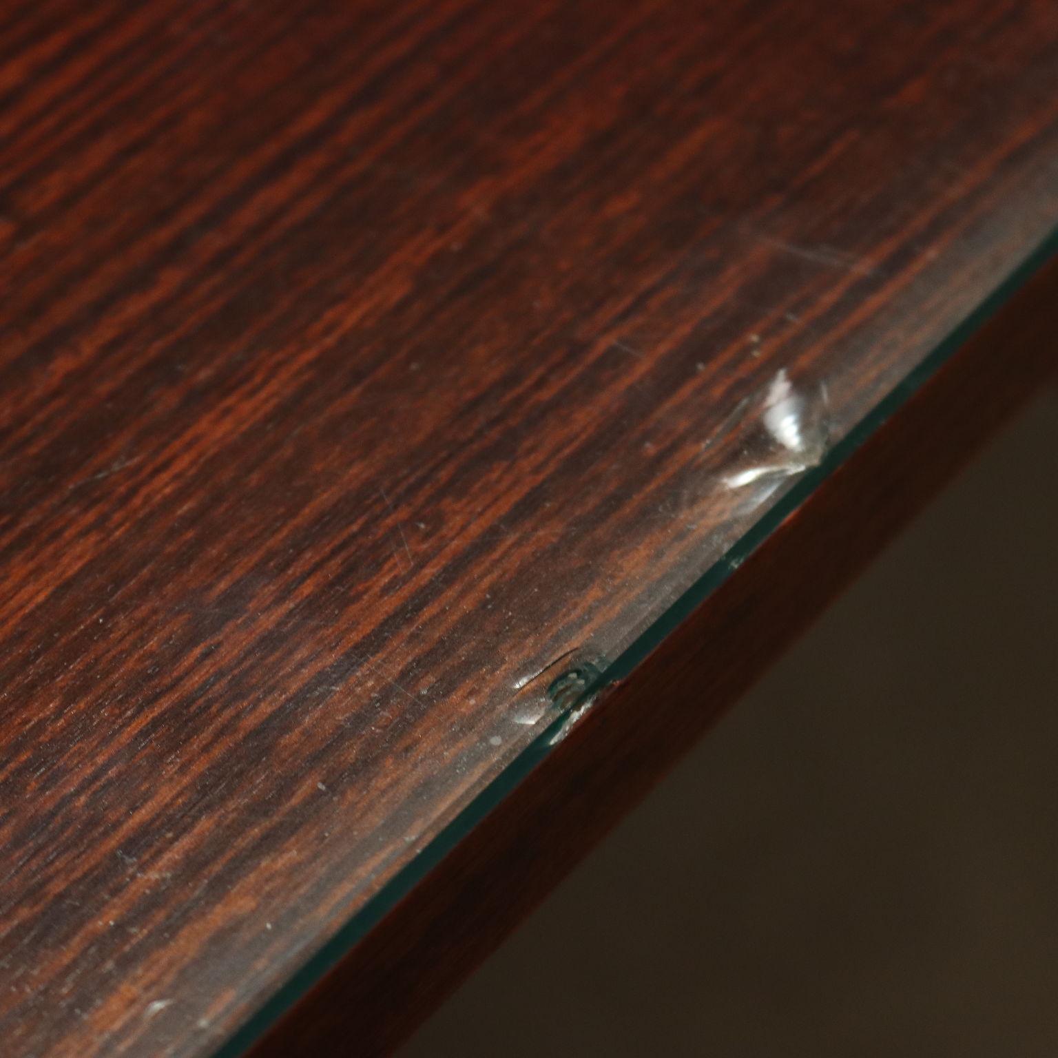 Brauner Schreibtisch aus Holz, Messing und Glas aus den 1950er/60er Jahren im Angebot 4