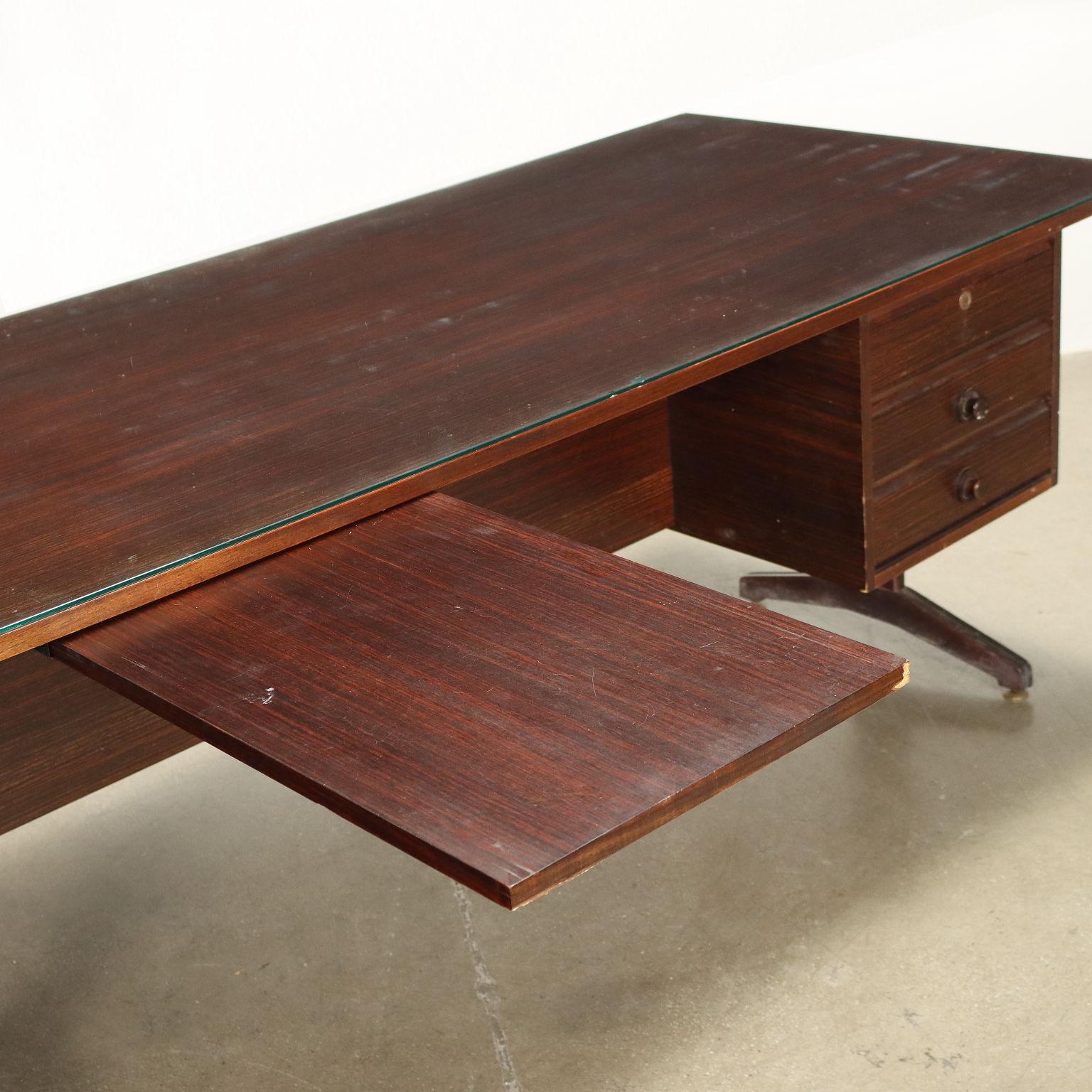 Brauner Schreibtisch aus Holz, Messing und Glas aus den 1950er/60er Jahren (Moderne der Mitte des Jahrhunderts) im Angebot