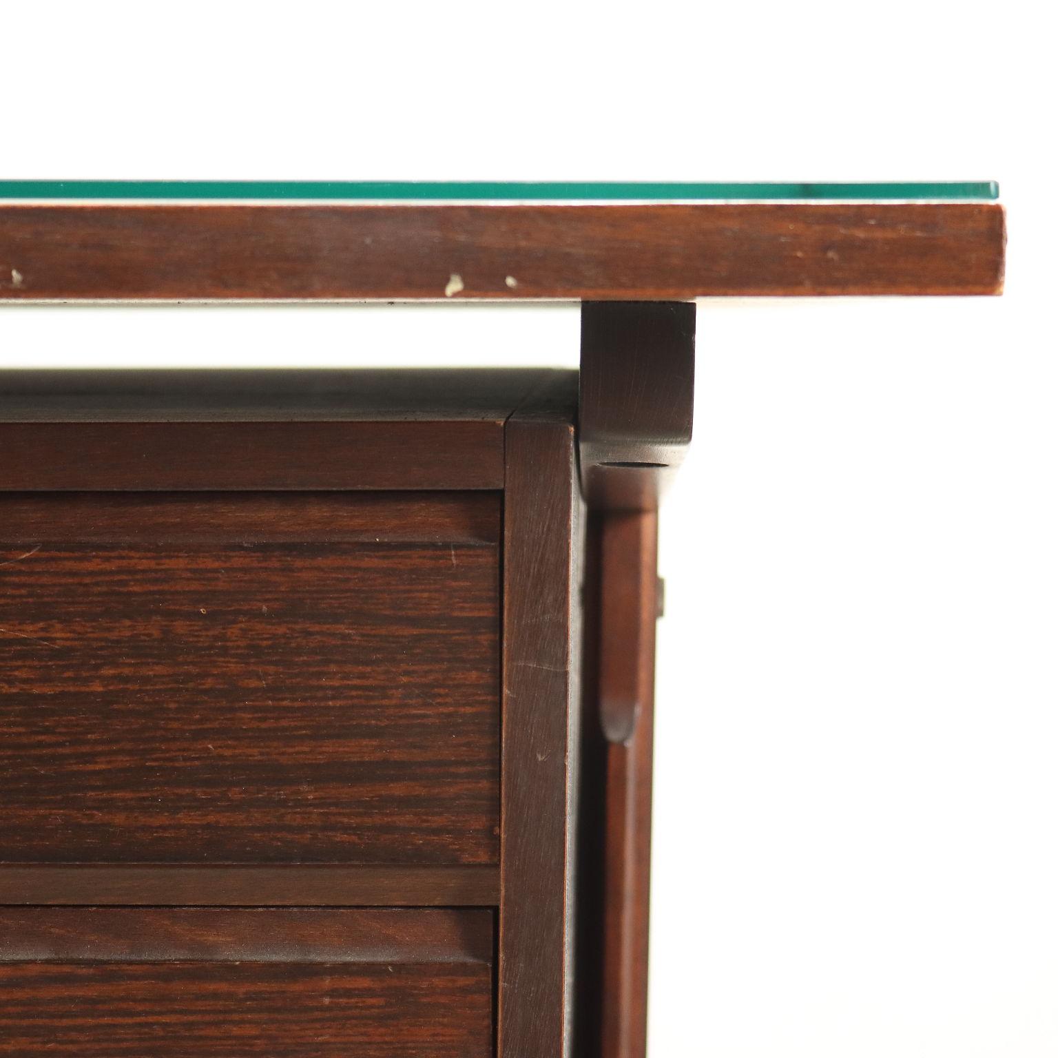 Brauner Schreibtisch aus Holz, Messing und Glas aus den 1950er/60er Jahren im Zustand „Relativ gut“ im Angebot in Milano, IT