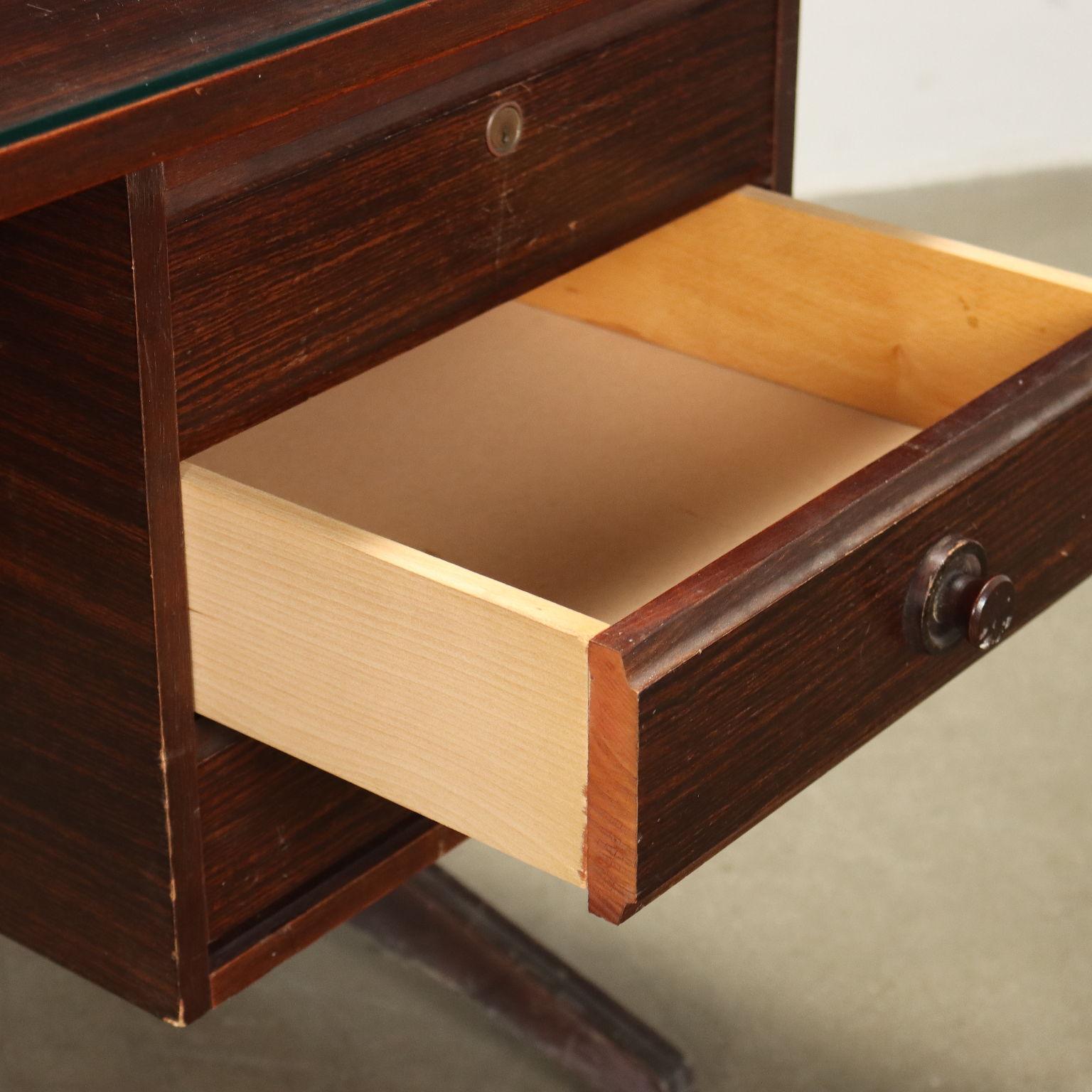 Brauner Schreibtisch aus Holz, Messing und Glas aus den 1950er/60er Jahren (Mitte des 20. Jahrhunderts) im Angebot