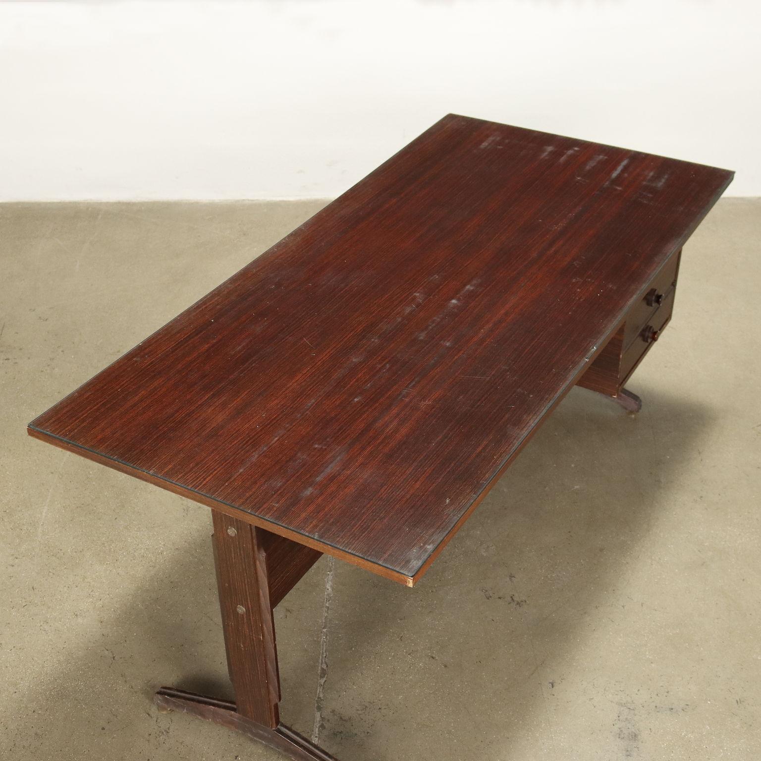 Brauner Schreibtisch aus Holz, Messing und Glas aus den 1950er/60er Jahren im Angebot 3