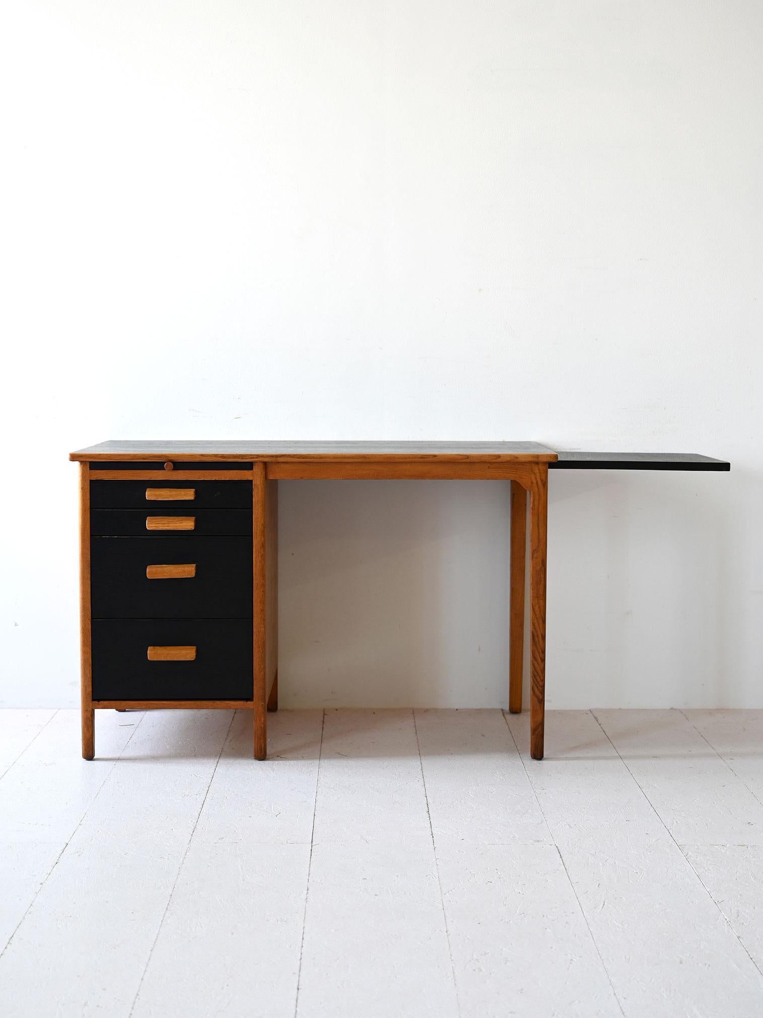Scandinavo moderno Scrivania anni '60 con dettagli neri in vendita
