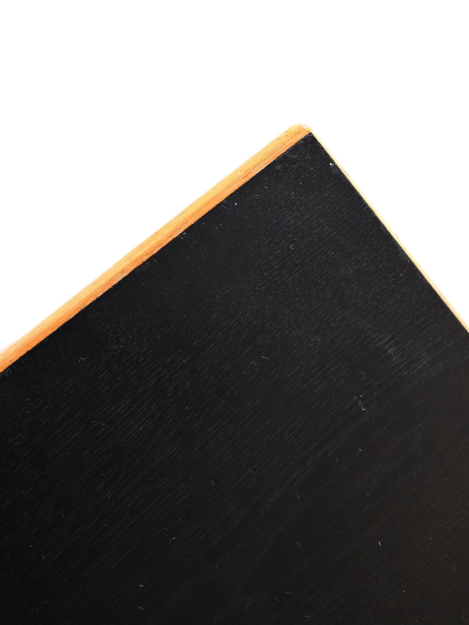 Legno Scrivania anni '60 con dettagli neri in vendita