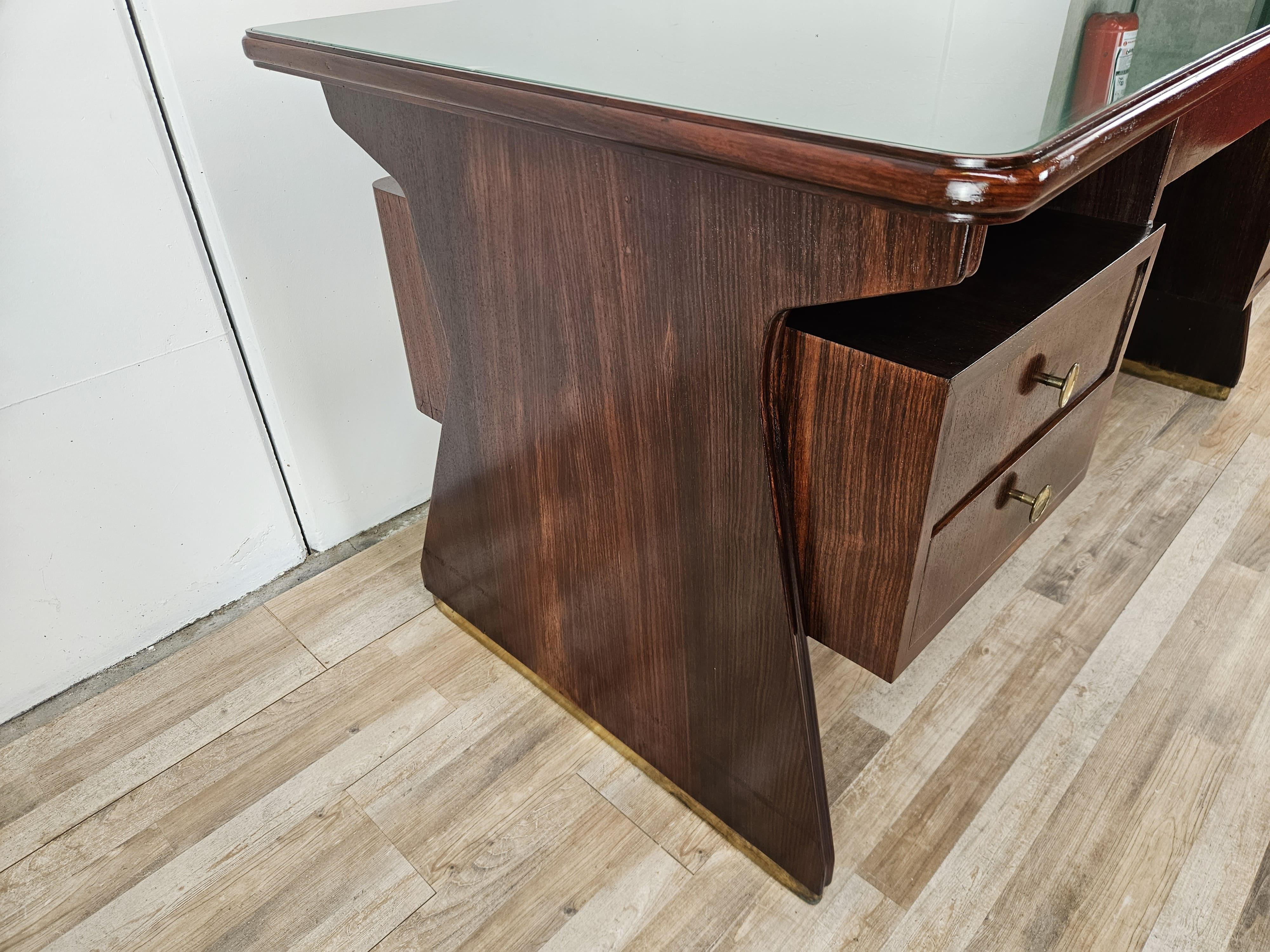 1960s exotic wood glass and brass desk attr. to La Permanente Furniture In Good Condition For Sale In Premariacco, IT