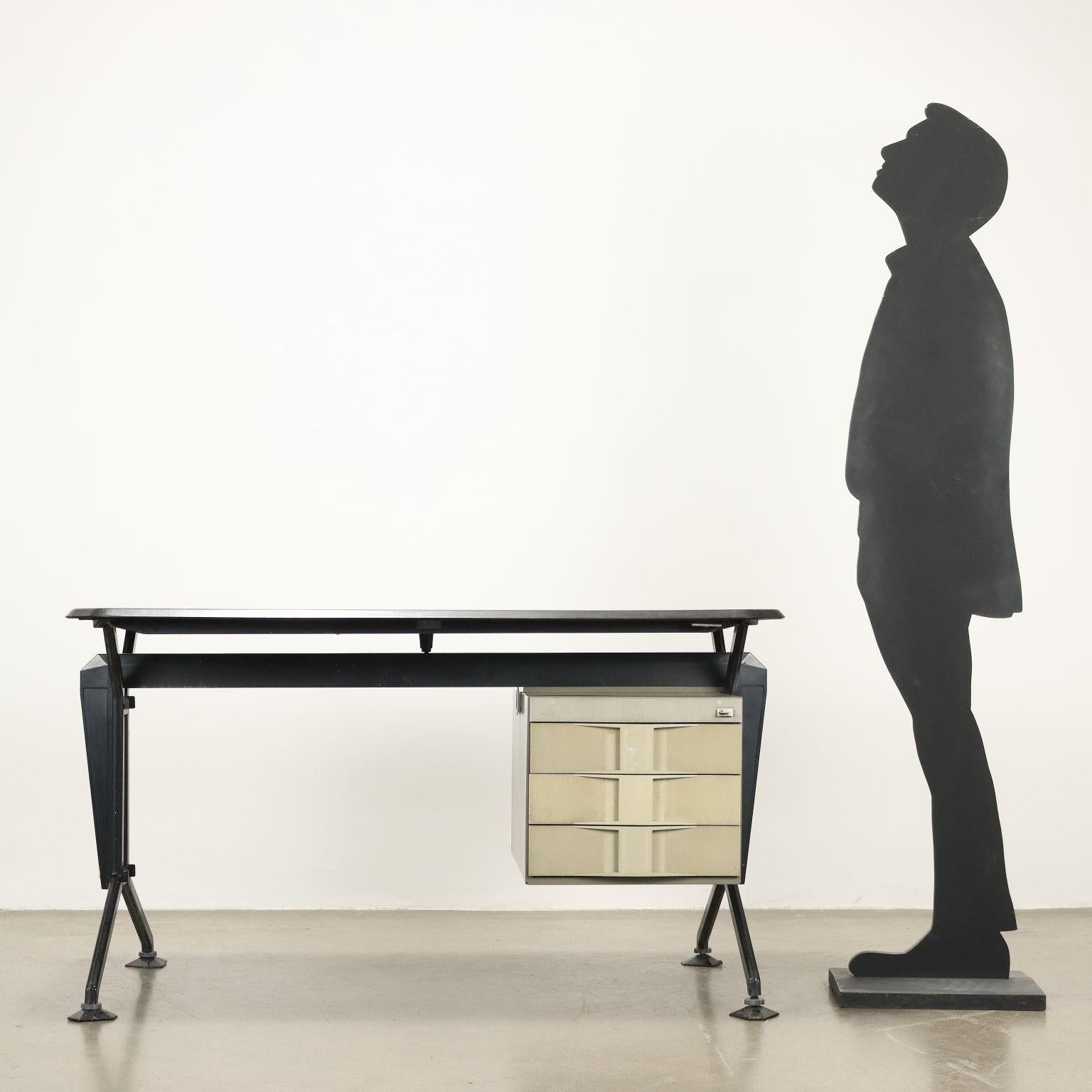 Schreibtisch mit seitlichen Schubladen, Platte aus emailliertem Metall und Kunststofflaminat in Holzoptik, Schubladenfronten aus Kunststoffmaterial. Guter Zustand.